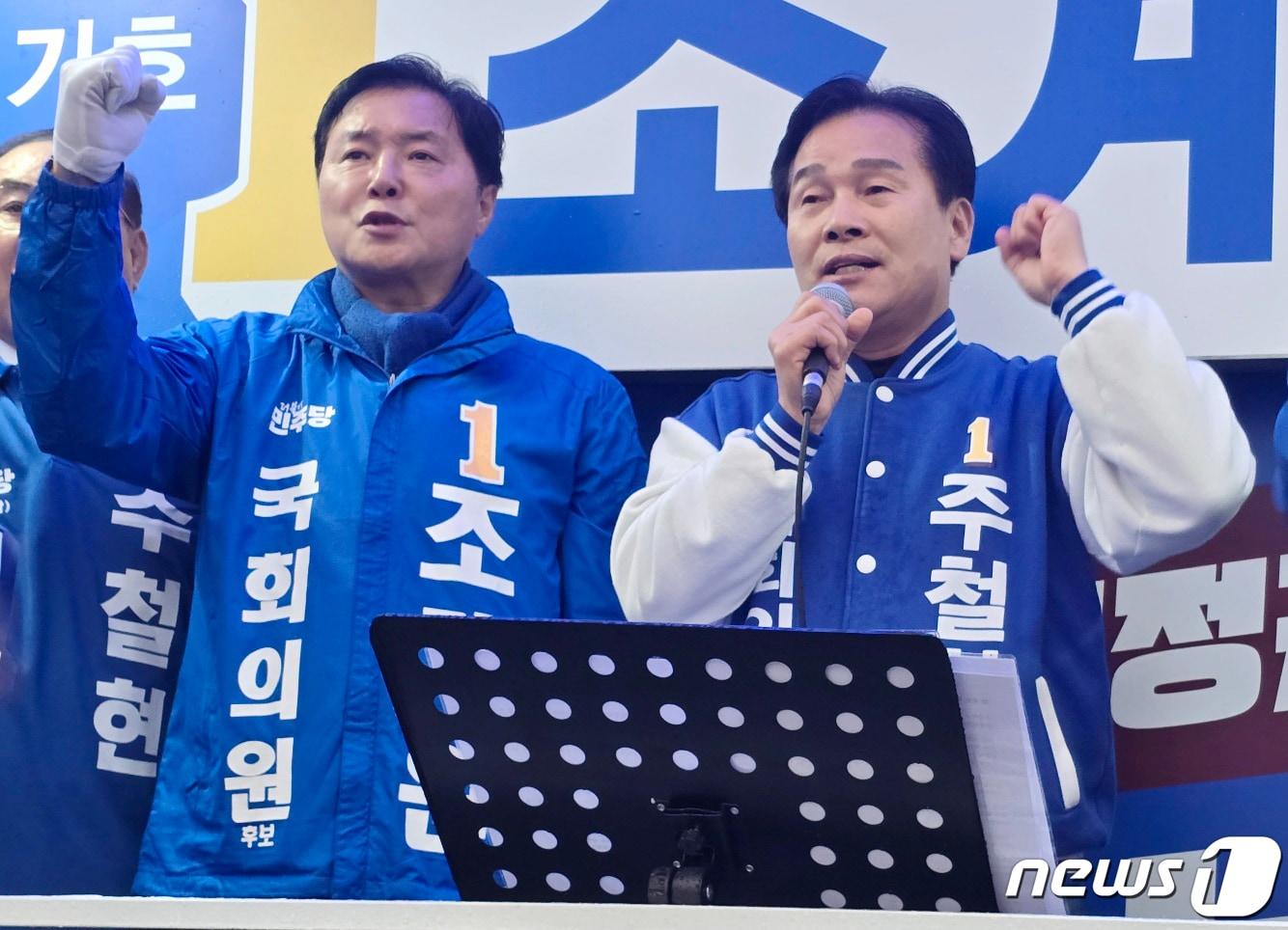 본문 이미지 - 왼쪽부터 조계원 더불어민주당 전남 여수을 당선인, 주철현 민주당 여수갑 당선인. 뉴스1 DB
