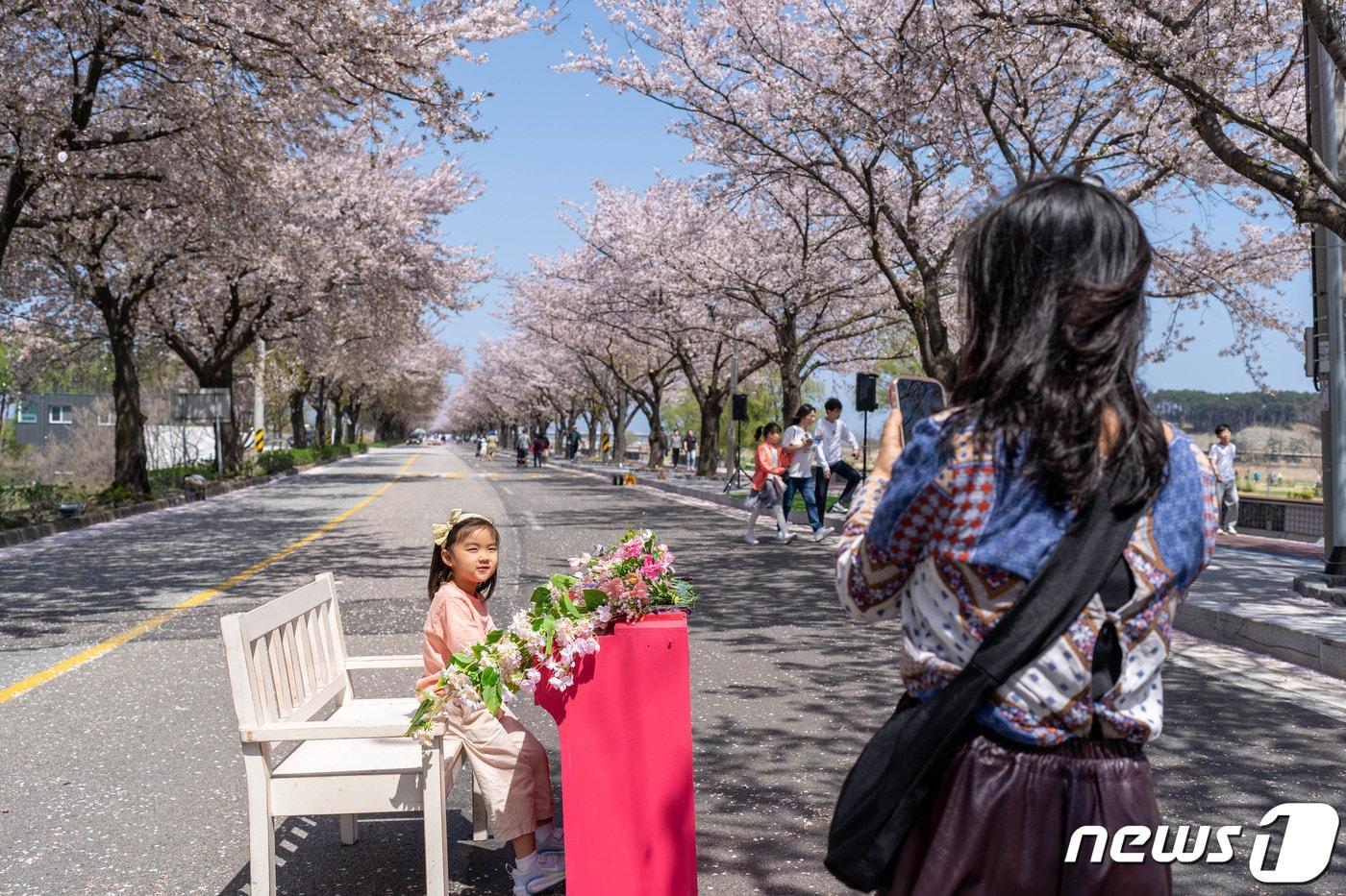 본문 이미지 - 지난 12~13일까지 이틀간 양양군 남대천 송이공원 일대에서 열린 ‘2024 양양남대천 봄향기 예술마당’(양양문화재단 제공) 2024.4.15/뉴스1