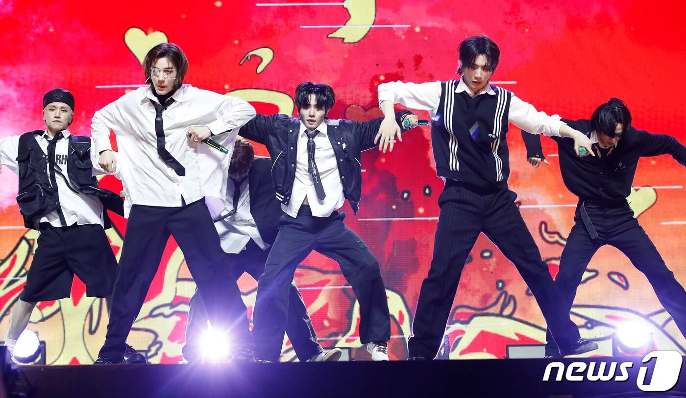 그룹 보이넥스트도어(BOYNEXTDOOR)가 15일 서울 광장동 예스24 라이브홀에서 가진 두 번째 미니앨범 'HOW?' 쇼케이스에서 타이틀 곡 'Earth, Wind & Fire'를 선보이고 있다. 2024.4.15/뉴스1 ⓒ News1 권현진 기자