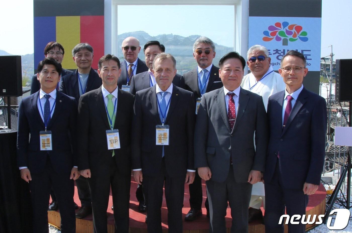 충남도와 루마니아 대사관 관계자들이 문화관광 교류협약식에서 기념촬영을 하고 있다.(충남도 제공)/뉴스1