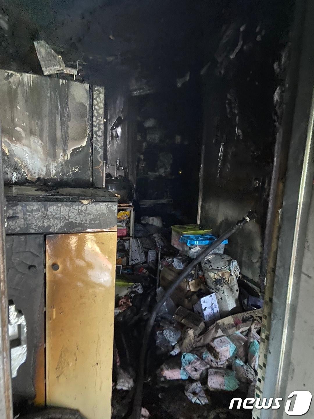 본문 이미지 - 지난 6일 오후 2시38분쯤 인천시 서구 가정동 지상 6층짜리 아파트 중 1층에서 화재가 발생했다. 사진은 화재현장.(인천소방본부 제공)2024.4.15
