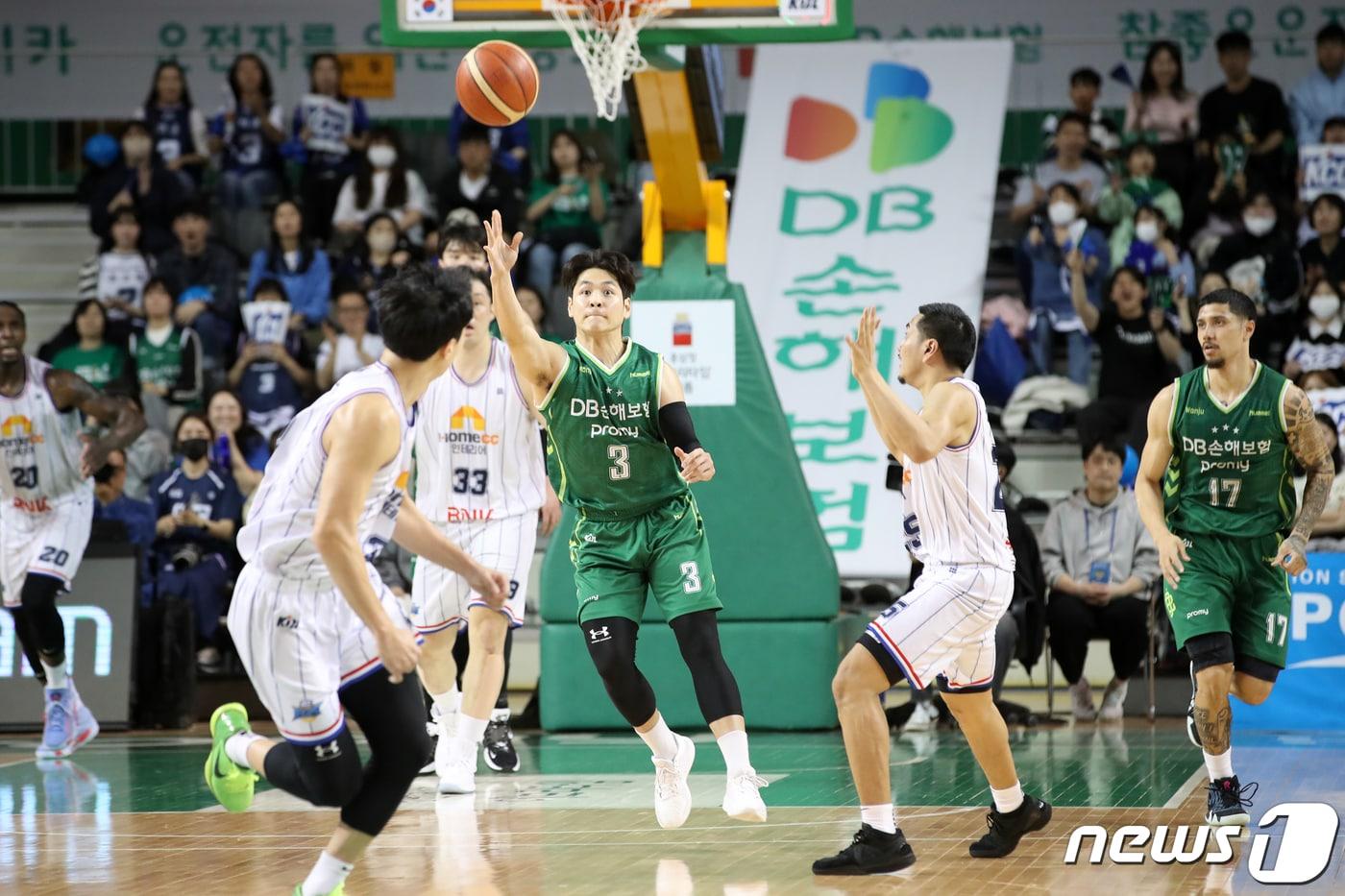 15일 오후 강원 원주종합체육관에서 열린 프로농구 2023-2024 정관장 KBL 4강 플레이오프 1차전 원주 DB와 부산 KCC의 경기에서 DB 유현준이 패스하고 있다. 2024.4.15/뉴스1 ⓒ News1 이승배 기자