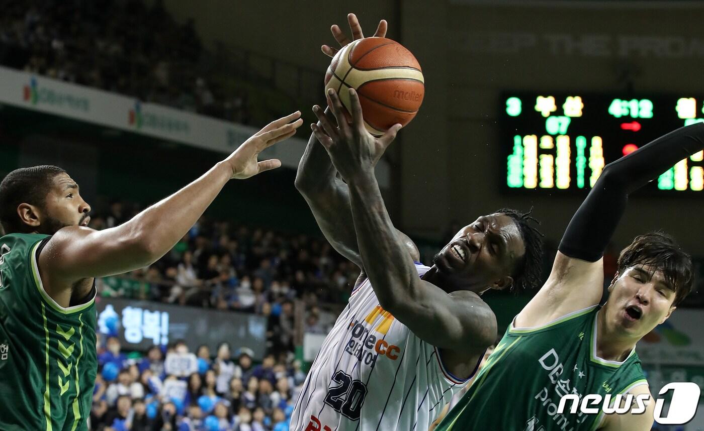 본문 이미지 - 15일 오후 강원 원주종합체육관에서 열린 프로농구 2023-2024 정관장 KBL 4강 플레이오프 1차전 원주 DB와 부산 KCC의 경기에서 KCC 라건아가 리바운드하고 있다. 2024.4.15/뉴스1 ⓒ News1 이승배 기자