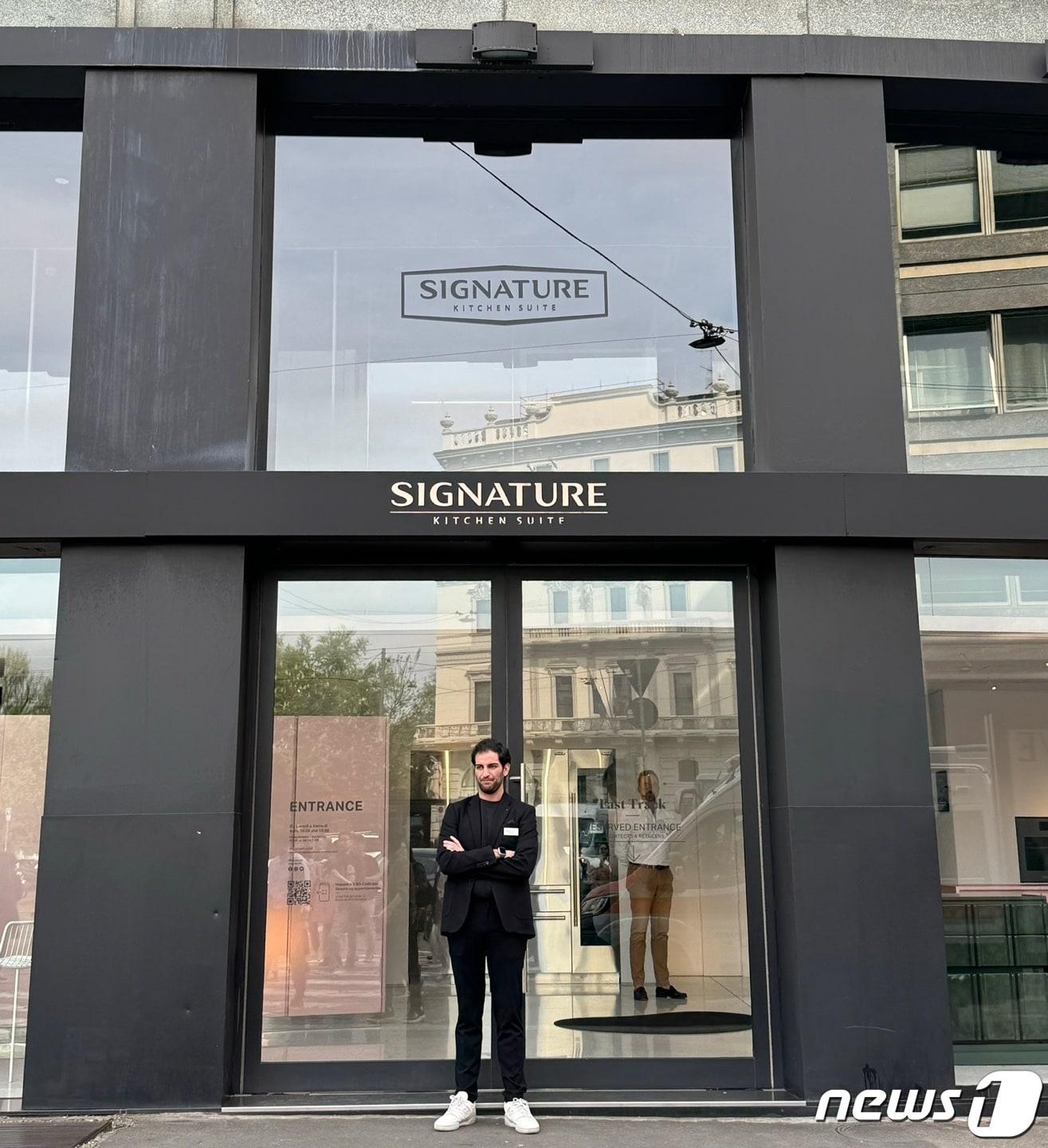 본문 이미지 -  이탈리아 밀라노 피아차 카브르(Piazza Cavour) 광장 인근에 있는 'LG 시그니처 키친 스위트' 쇼룸 입구. 2024.4.15 / 뉴스1 ⓒ News1 강태우 기자