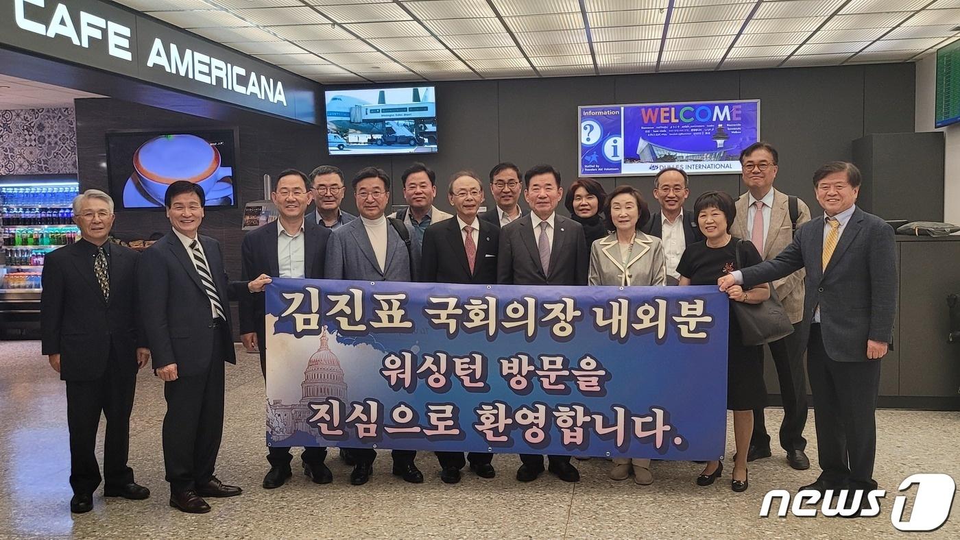 본문 이미지 - 2박3일간 일정으로 미국을 방문한 김진표 국회의장과 여야 의원 대표단이 15일(현지시간) 워싱턴DC 인근 덜레스 국제공항에서 환영을 나온 한인 단체와 기념사진 촬영을 하고 있다.