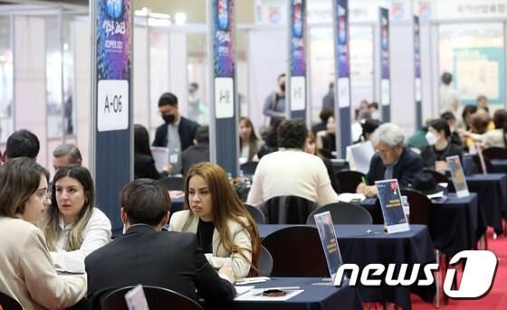 본문 이미지 - ‘코리아 나라장터 엑스포 2024’가 ‘기술혁신 K-조달, 세계로! 미래로!’라는 주제로 17일부터 19일까지 경기도 고양시 킨텍스에서 열린다. 사진은 '코리아 나라장터 엑스포 2023' 해외바이어 수출상담회 모습. (고양=뉴스1) 이승배 기자