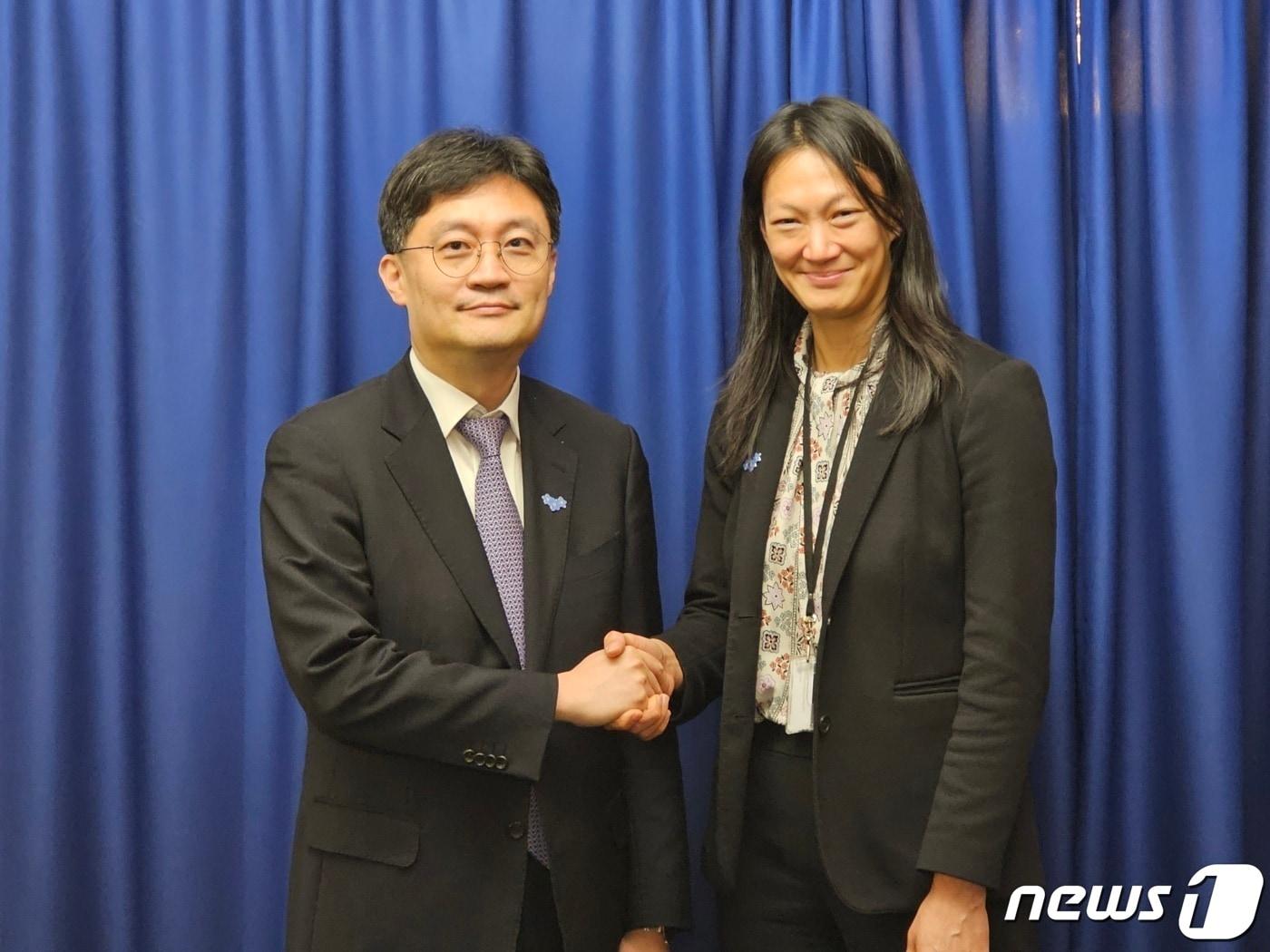 본문 이미지 - 전영희 외교부 평화기획단장과 줄리 터너 미 국무부 북한인권특사. 사진은 외교부 제공.