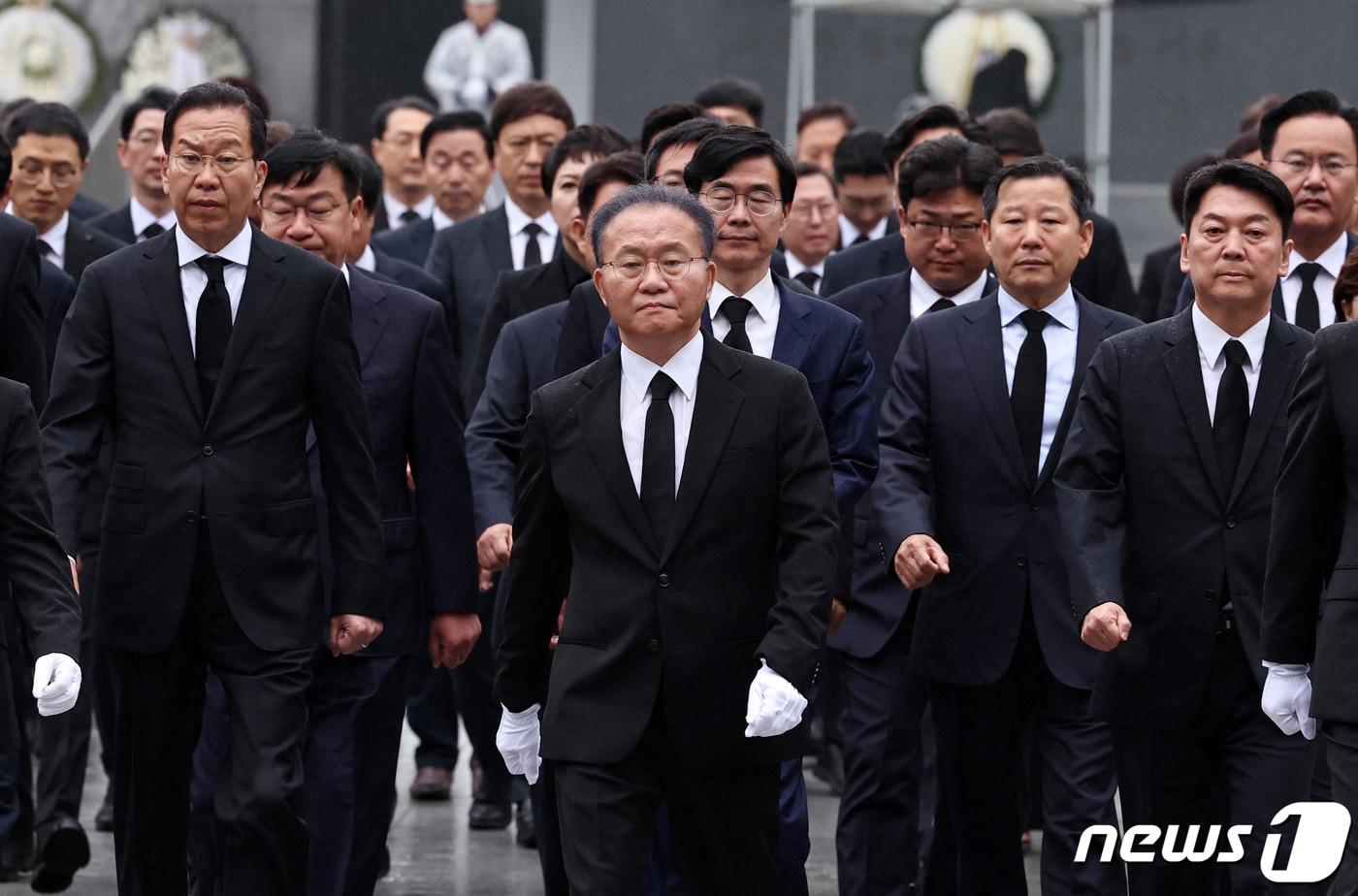본문 이미지 - 윤재옥 원내대표를 비롯한 국민의힘과 국민의미래 소속 제22대 국회의원 당선인들이 16일 오전 서울 동작구 국립서울현충원에서 참배를 마친 뒤 이동하고 있다. 2024.4.16/뉴스1 ⓒ News1 구윤성 기자