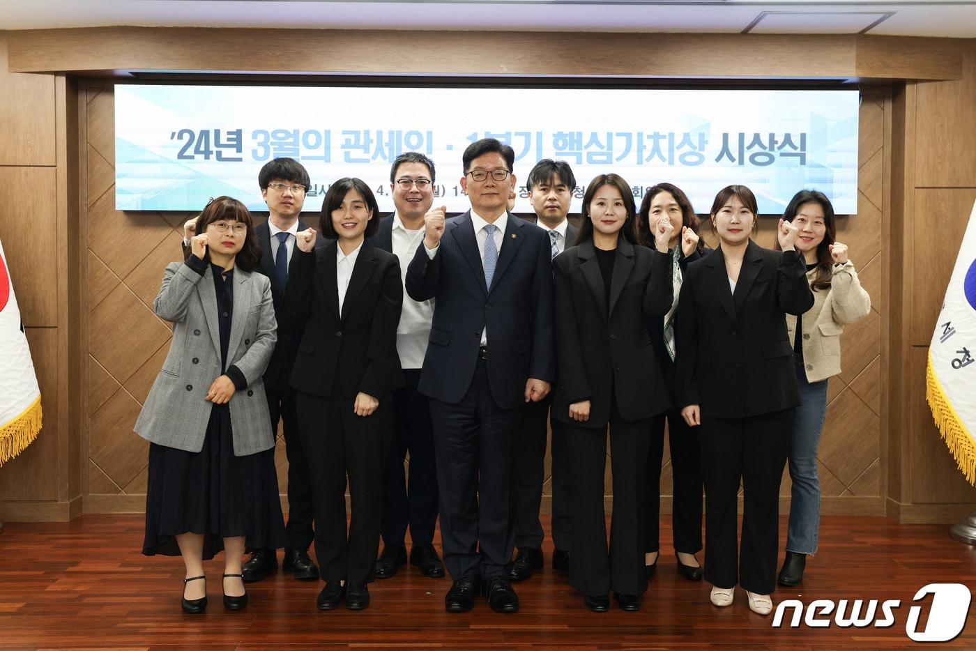 본문 이미지 - 고광효 관세청장(앞줄 가운데)이 3월의 관세인 및 업무 분야별 유공자들과 기념촬영을 하고 있다.(관세청 제공)/뉴스1
