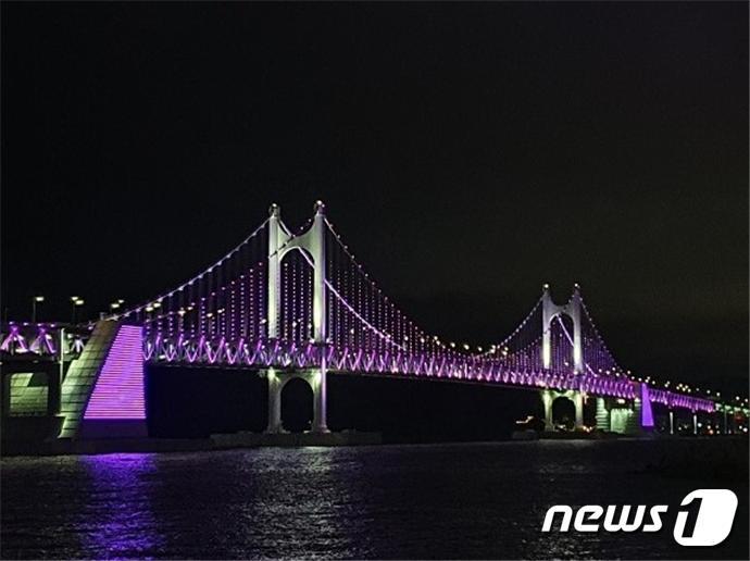 본문 이미지 - 2022년 '위더피프틴' 캠페인 점등식 행사 당시 광안대교 전경(부산시청 제공)