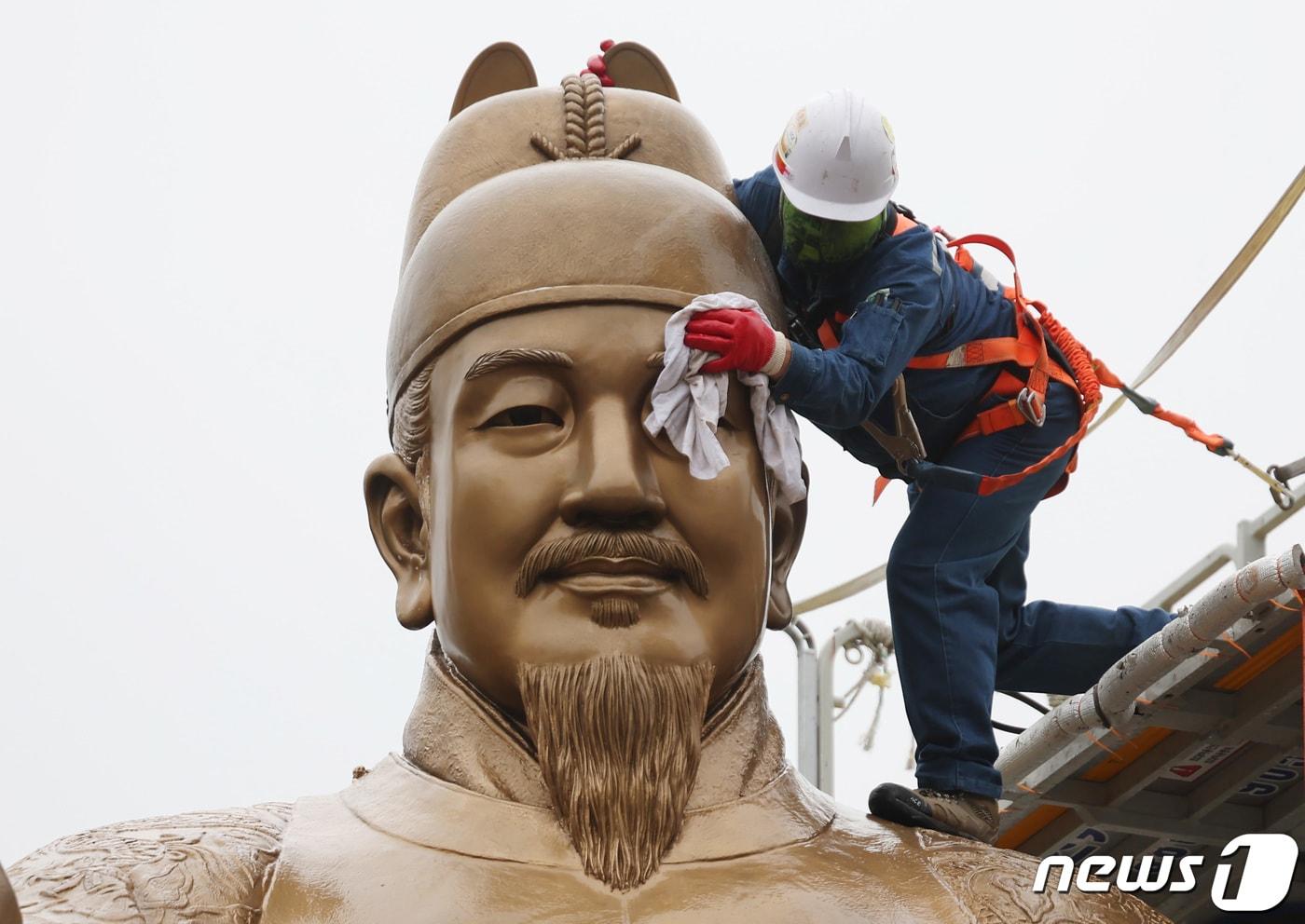 본문 이미지 - 서울시 관계자들이 16일 오전 서울 세종대로 광화문 광장에서 세종대왕 동상을 세척하고 있다. 2024.4.16/뉴스1 ⓒ News1 김민지 기자