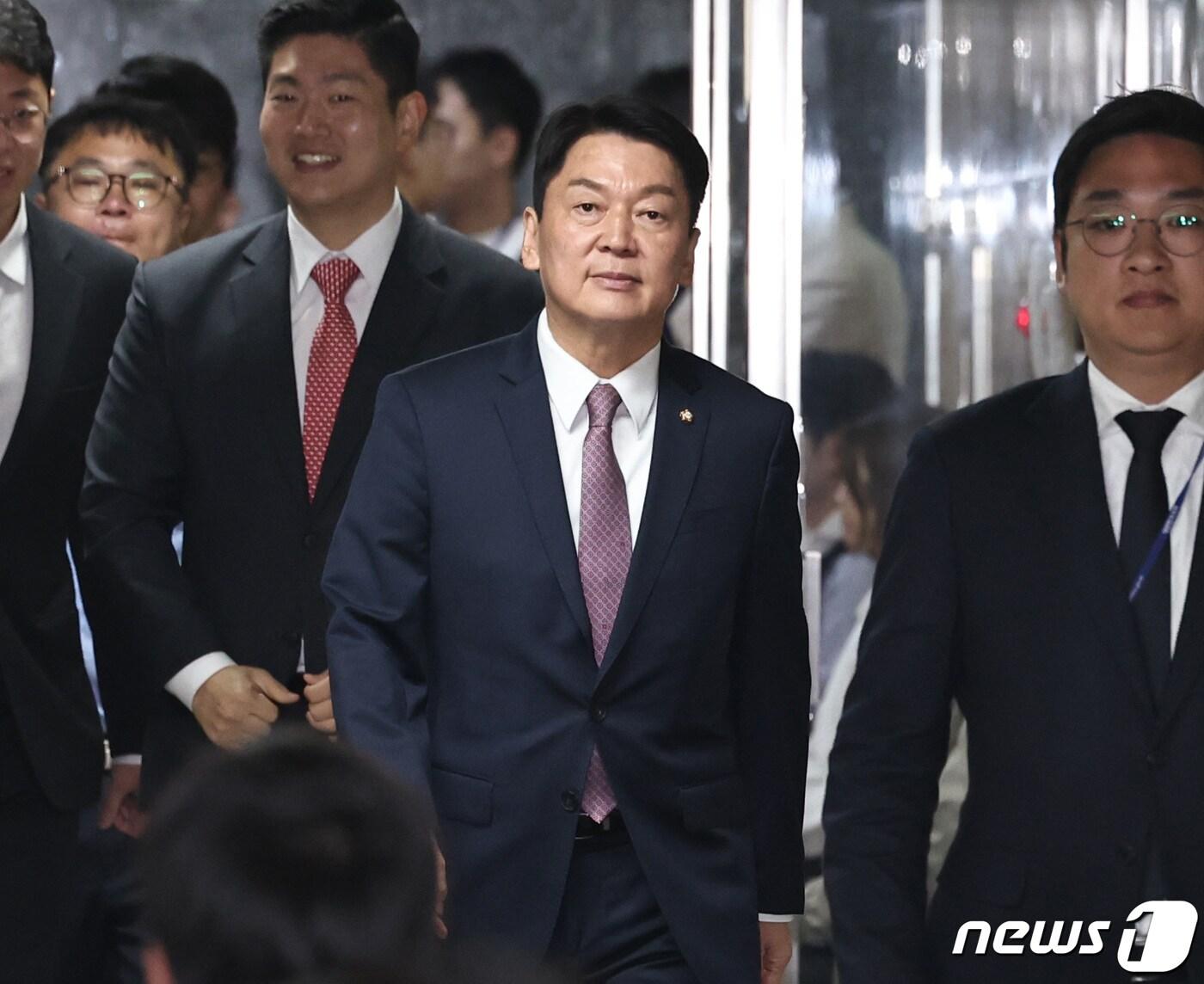 본문 이미지 - 안철수 국민의힘 의원이 16일 오전 서울 여의도 국회에서 열린 제22대 국민의힘·국민의미래 당선자 총회에 참석하고 있다. 2024.4.16/뉴스1 ⓒ News1 구윤성 기자