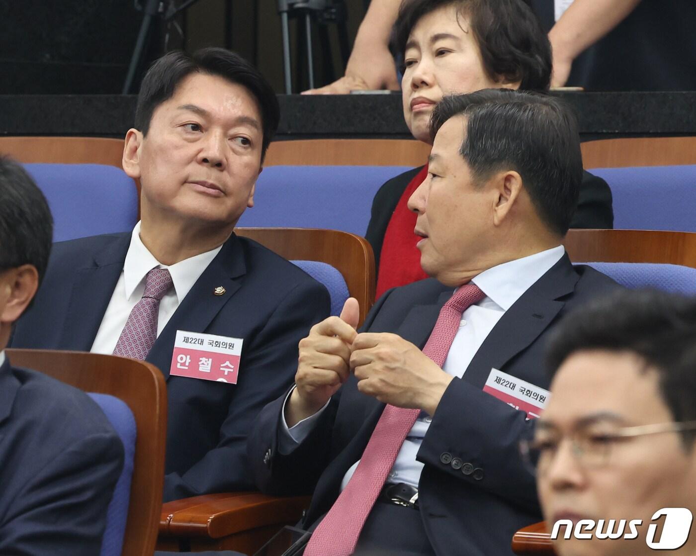 본문 이미지 - 국민의힘 안철수 의원과 이철규 의원이 16일 서울 여의도 국회에서 열린 제22대 국회 국민의힘·국민의미래 당선자총회에서 대화를 하고 있다. 2024.4.16/뉴스1 ⓒ News1 송원영 기자