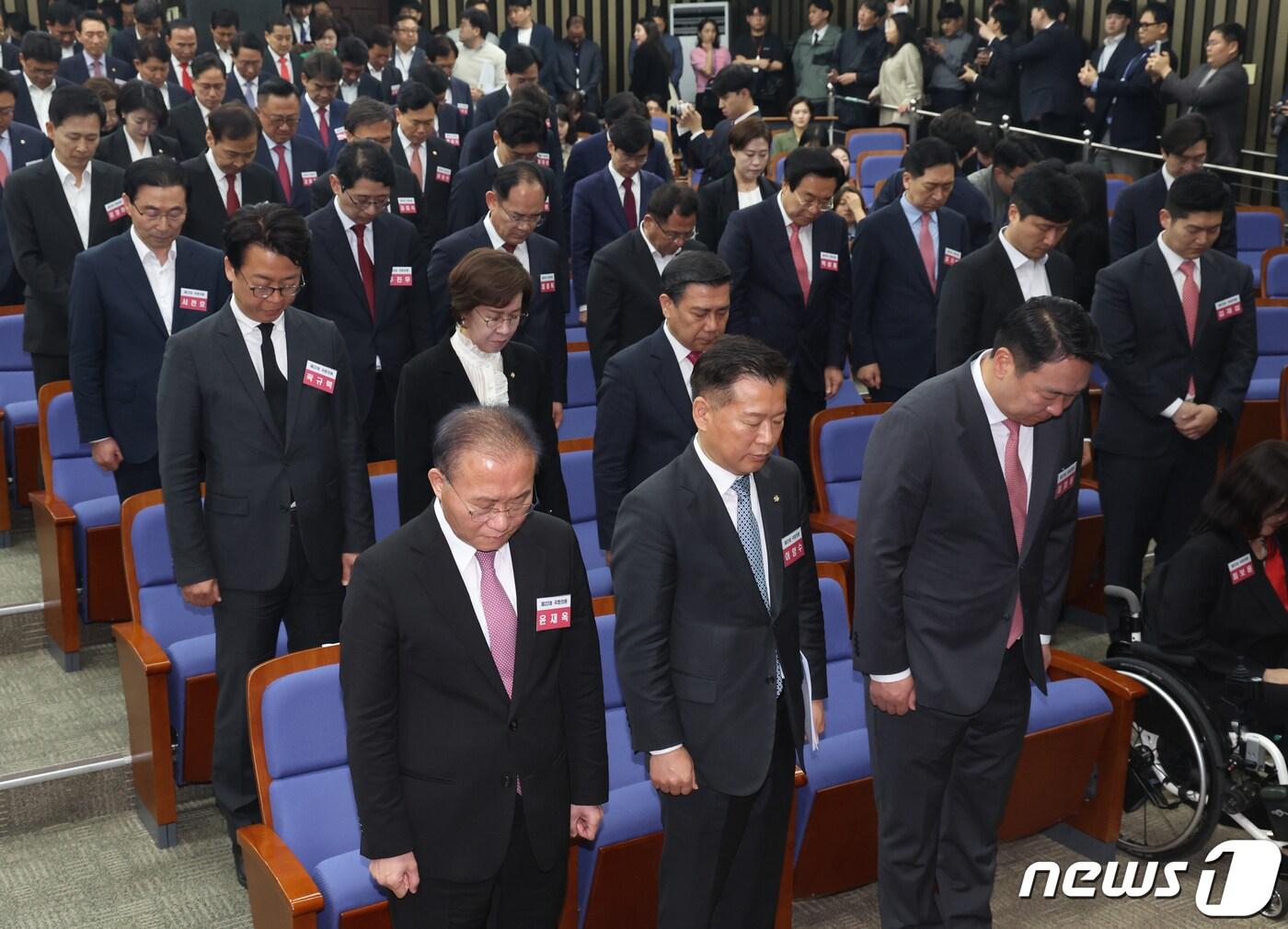 본문 이미지 - 윤재옥 국민의힘 원내대표 겸 당 대표 권한대행 등이 16일 서울 여의도 국회에서 열린 제22대 국회 국민의힘·국민의미래 당선자총회에서 묵념을 하고 있다. 2024.4.16/뉴스1 ⓒ News1 송원영 기자