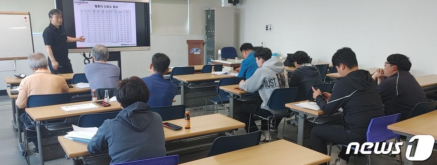 진안군과 전북자치도 축산연구소가 5월 말까지 한우개량 선도농가 육성 교육을 실시한다.(진안군제공)2024.4.16/뉴스1