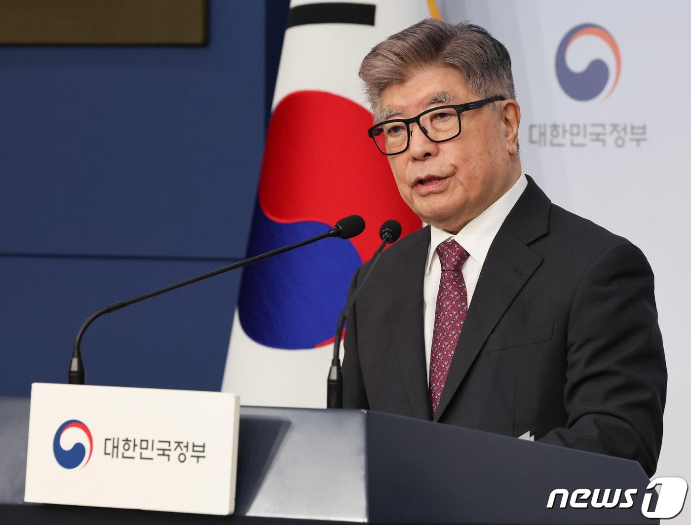 본문 이미지 - 김중수 글로컬대학위원장이 16일 서울 종로구 정부서울청사 별관에서 2024년 글로컬대학 예비지정 결과 브리핑을 하고 있다. 2024.4.16/뉴스1 ⓒ News1 허경 기자