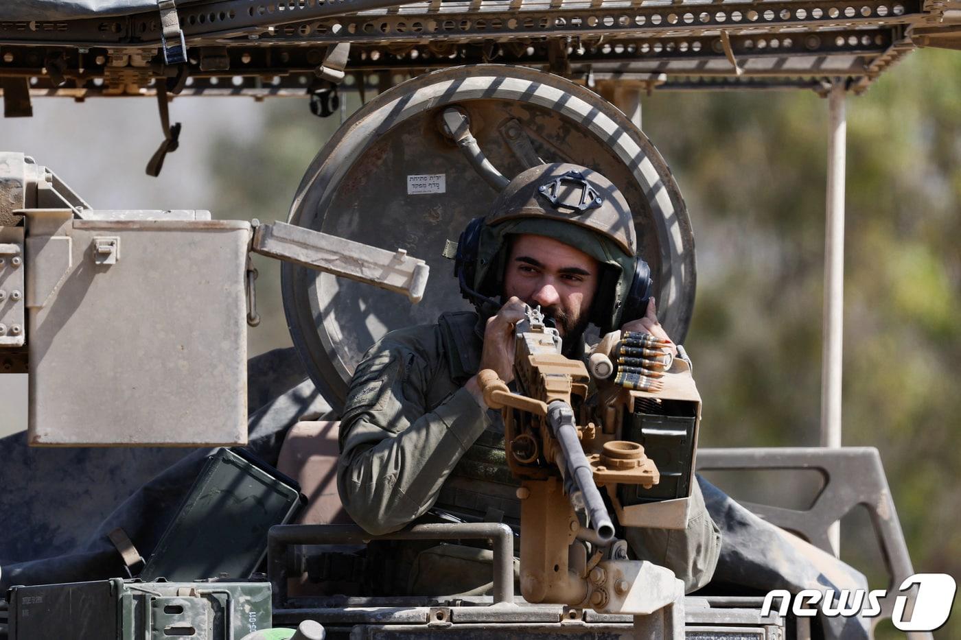 본문 이미지 - 15일(현지시각) 팔레스타인 무장 정파 하마스와 전쟁 중인 이스라엘 군이 가자 지구 인근 국경에서 군용 차량을 타고 이동을 하고 있다. 2024. 4.16 ⓒ 로이터=뉴스1 ⓒ News1 우동명 기자