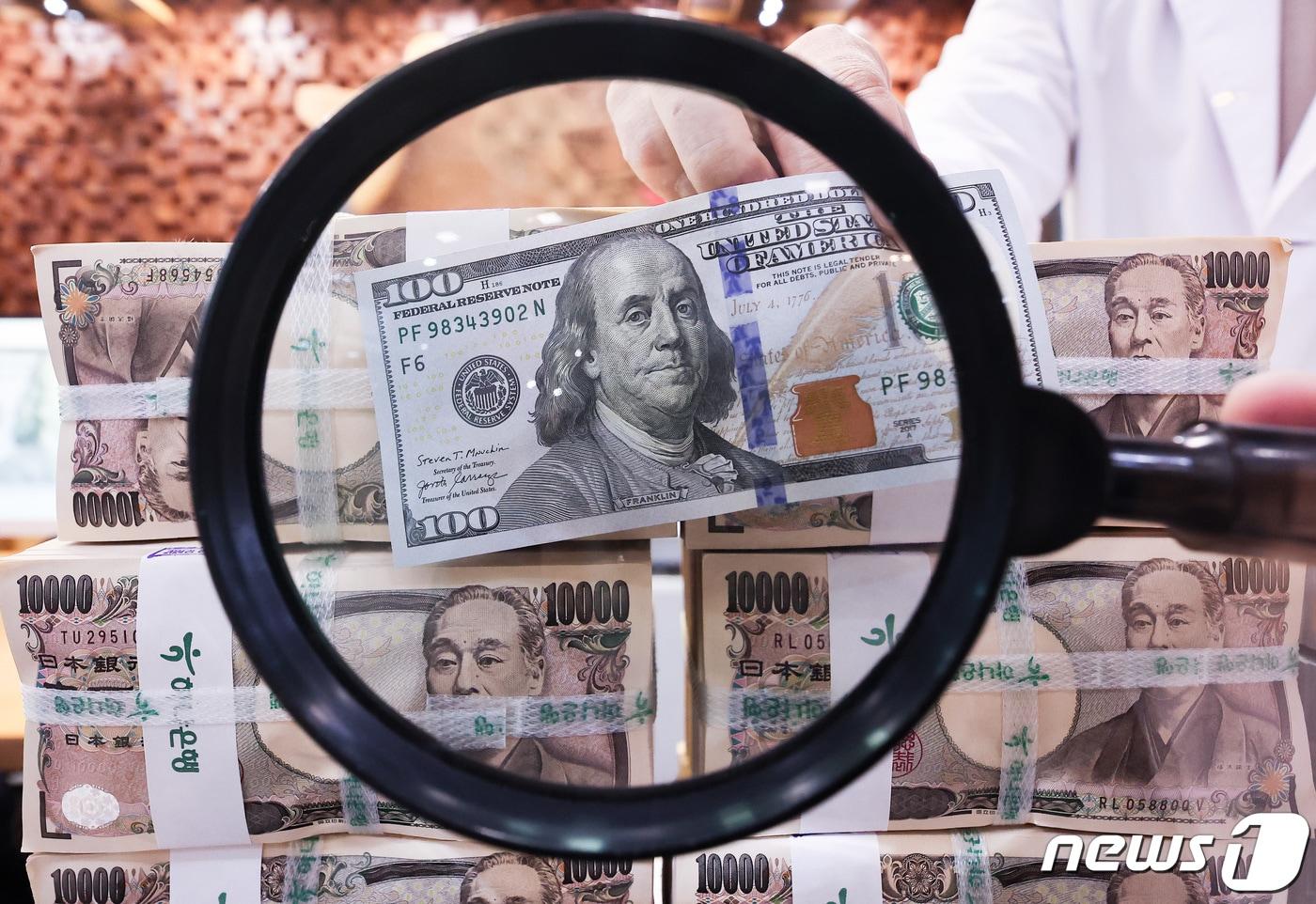 엔/달러 환율, 한때 155엔 돌파… 34년래 최저치 - 뉴스1