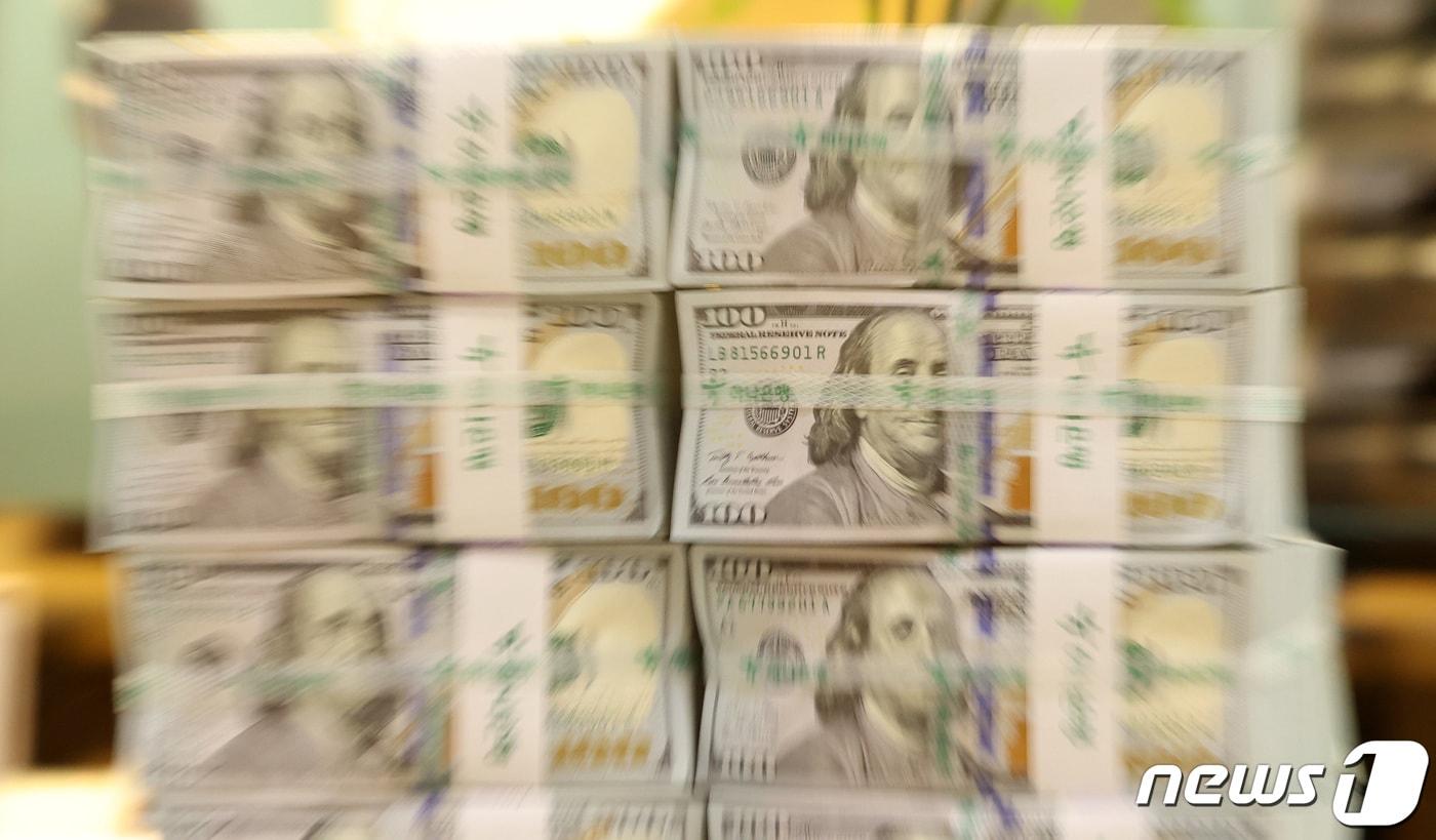 서울 중구 하나은행 위변조대응센터에 진열된 달러. (자료사진) 2024.4.16/뉴스1 ⓒ News1 김성진 기자