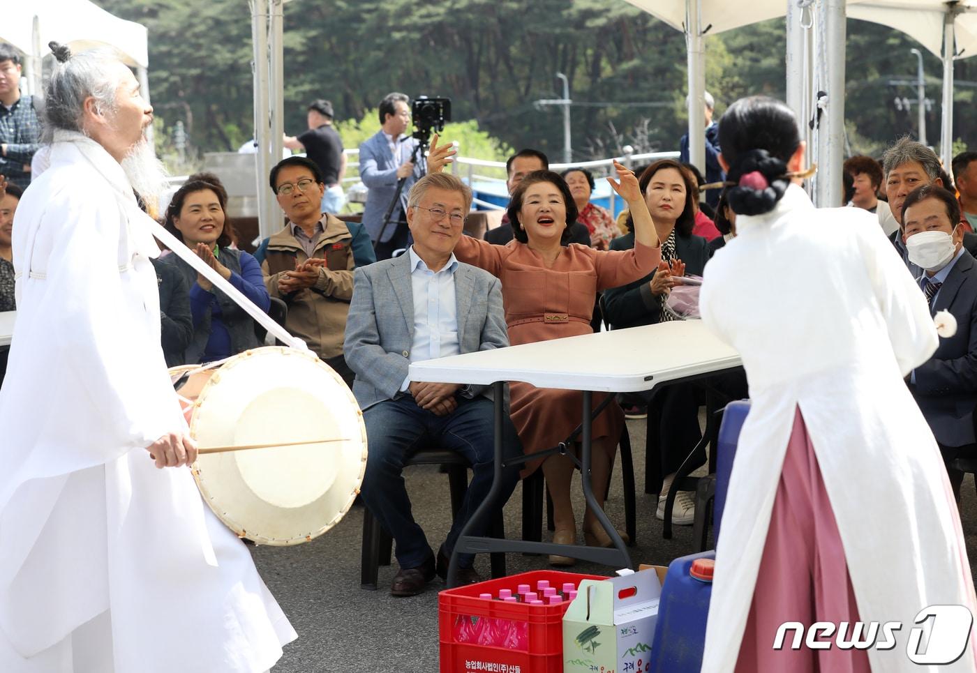 본문 이미지 - 문재인 전 대통령과 부인 김정숙 여사가 16일 오전 경남 양산시 하북면 평산마을에서 열린 '구례 양정마을-양산 평산마을 자매결연' 1주년 기념식에 참석해 환영공연을 보고 있다. 2024.4.16/뉴스1 ⓒ News1 윤일지 기자