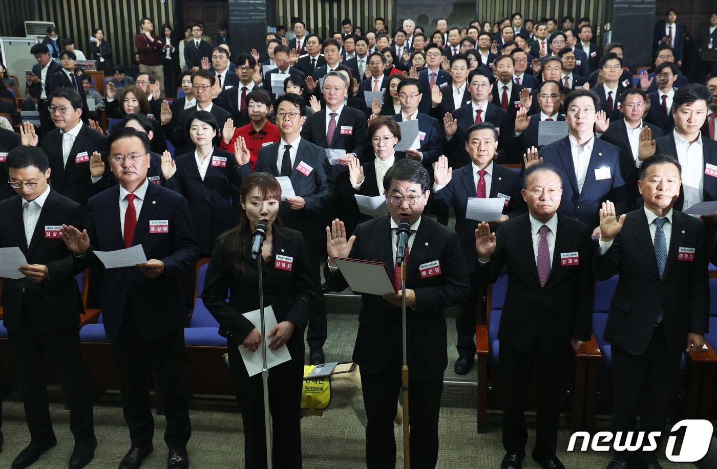 본문 이미지 - 국민의힘과 국민의미래 당선자들이 16일 서울 여의도 국회에서 열린 제22대 국회 국민의힘·국민의미래 당선자총회에서 결의문 낭독을 하고 있다. 2024.4.16/뉴스1 ⓒ News1 송원영 기자