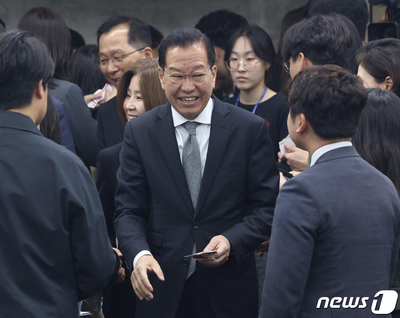 본문 이미지 - 권영세 국민의힘 의원이 16일 서울 여의도 국회에서 열린 제22대 국회 국민의힘·국민의미래 당선자총회에서 대화를 하고 있다. 2024.4.16/뉴스1 ⓒ News1 송원영 기자