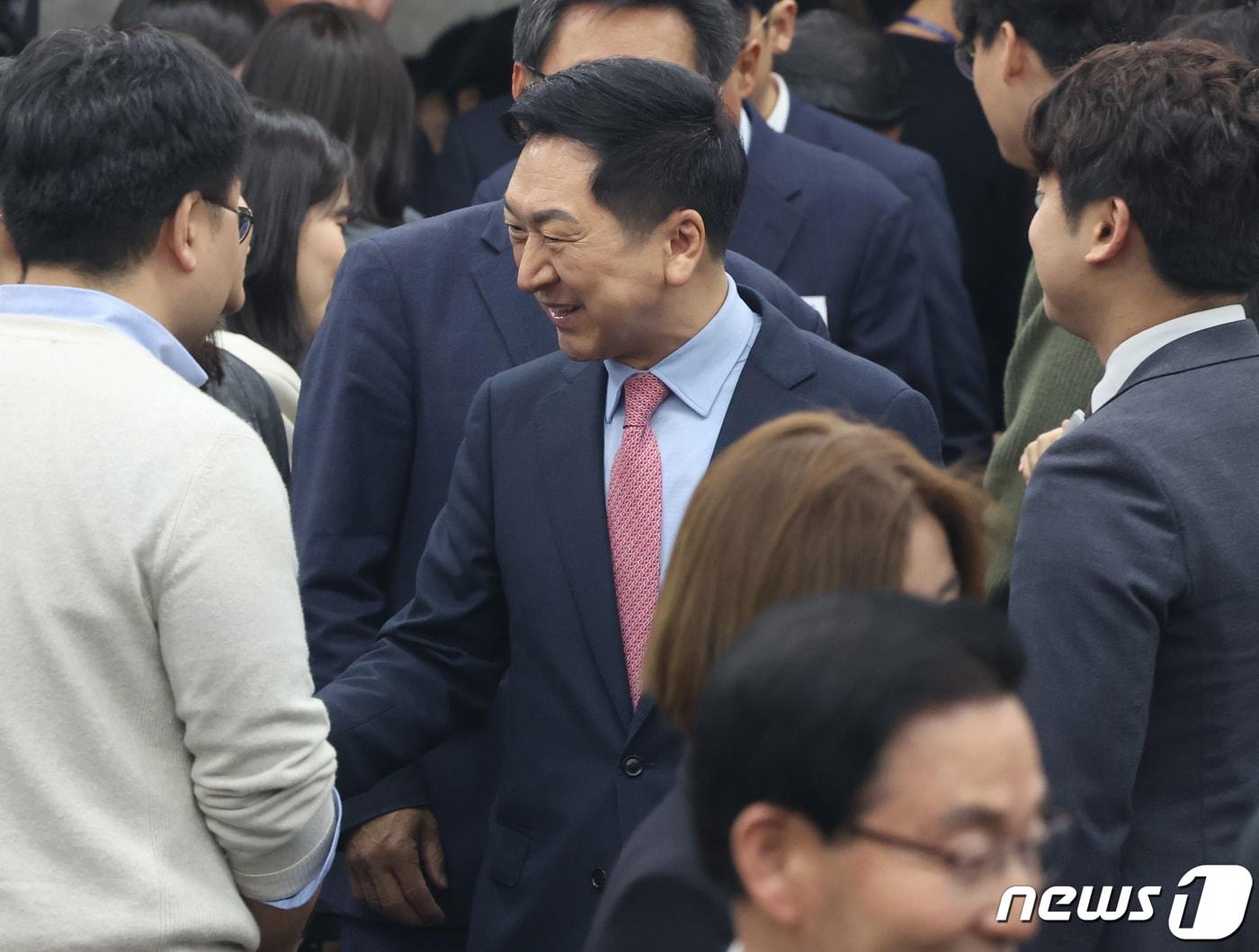 본문 이미지 - 김기현 국민의힘 의원이 16일 서울 여의도 국회에서 열린 제22대 국회 국민의힘·국민의미래 당선자총회에서 인사를 나누고 있다. 2024.4.16/뉴스1 ⓒ News1 송원영 기자