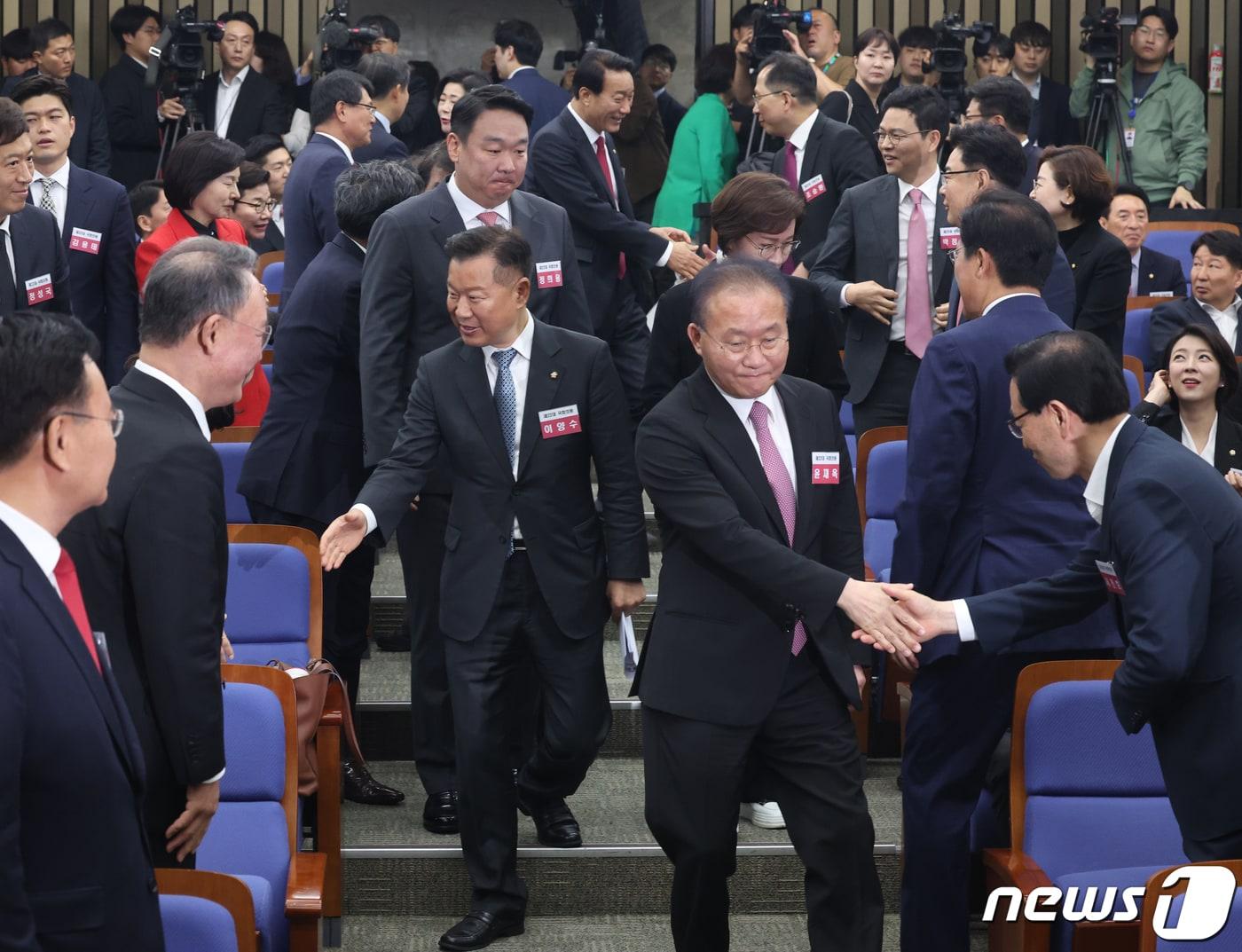 본문 이미지 - 윤재옥 국민의힘 원내대표 겸 당대표 권한대행이 16일 서울 여의도 국회에서 열린 제22대 국회 국민의힘·국민의미래 당선자총회에 참석하고 있다. 2024.4.16/뉴스1 ⓒ News1 송원영 기자