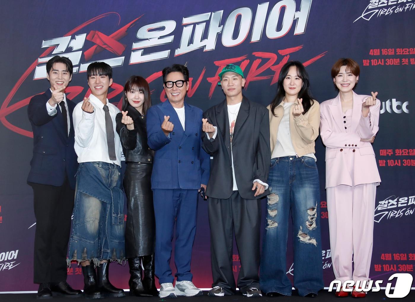 본문 이미지 - 영케이(왼쪽부터)와 킹키, 정은지, 윤종신, 개코, 선우정아, 장도연이 16일 서울 마포구 스탠포드호텔코리아에서 열린 JTBC 새 오디션 프로그램 '걸스 온 파이어' 제작발표회에서 포즈를 취하고 있다. '걸스 온 파이어'는 개성 넘치는 보컬 실력자들이 모여 'NEW K팝' 여성 보컬 그룹의 탄생을 그리는 JTBC의 신규 오디션 프로그램이다. 2024.4.16/뉴스1 ⓒ News1 권현진 기자