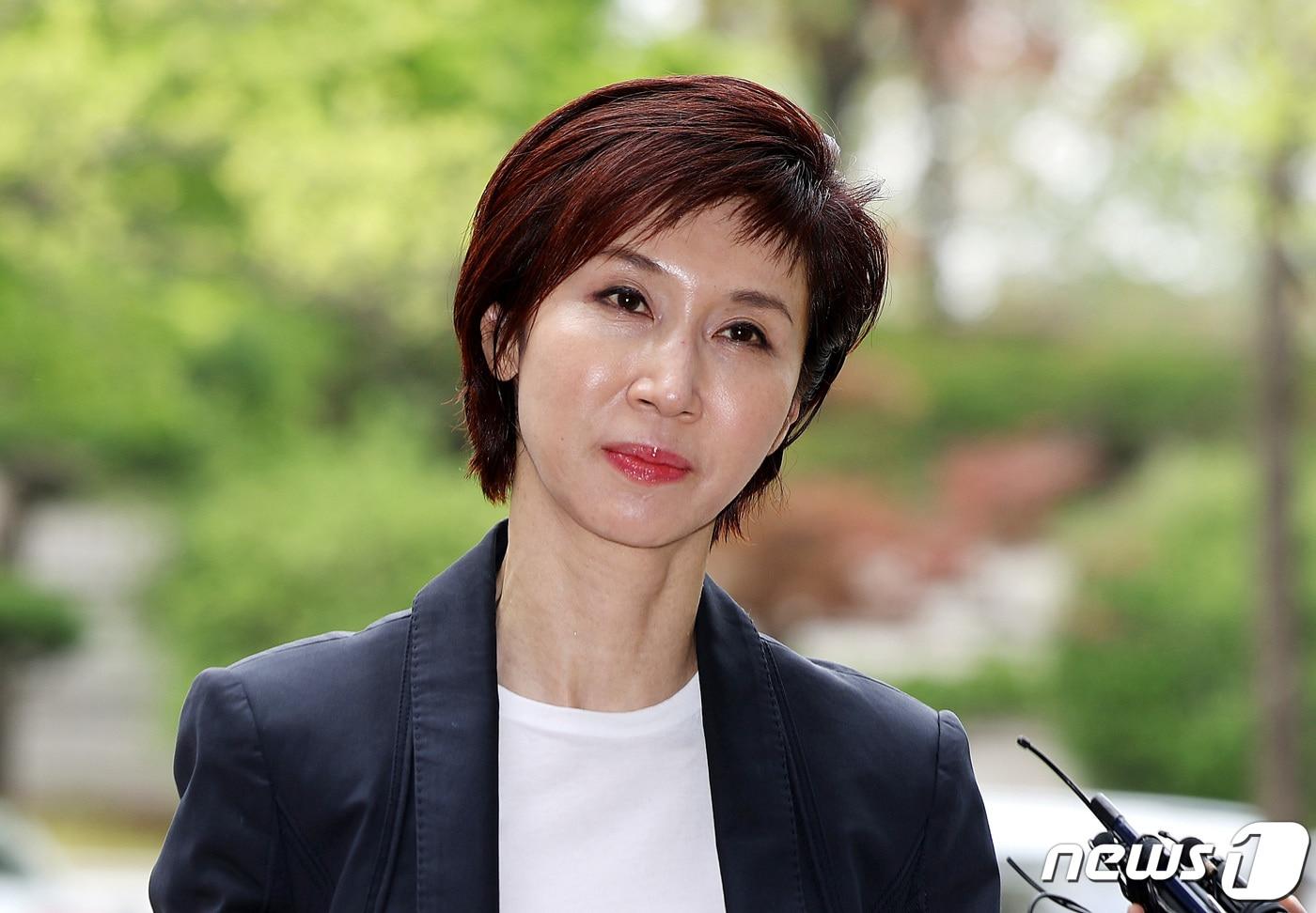 노태우 전 대통령의 딸 노소영 아트센터 나비 관장이 2024년 4월 16일 오후 서울 서초구 고등법원에서 열린 최태원 SK그룹 회장과의 이혼 관련 항소심 변론기일에 출석하고 있는 모습. 2024.4.16/뉴스1 ⓒ News1 박지혜 기자