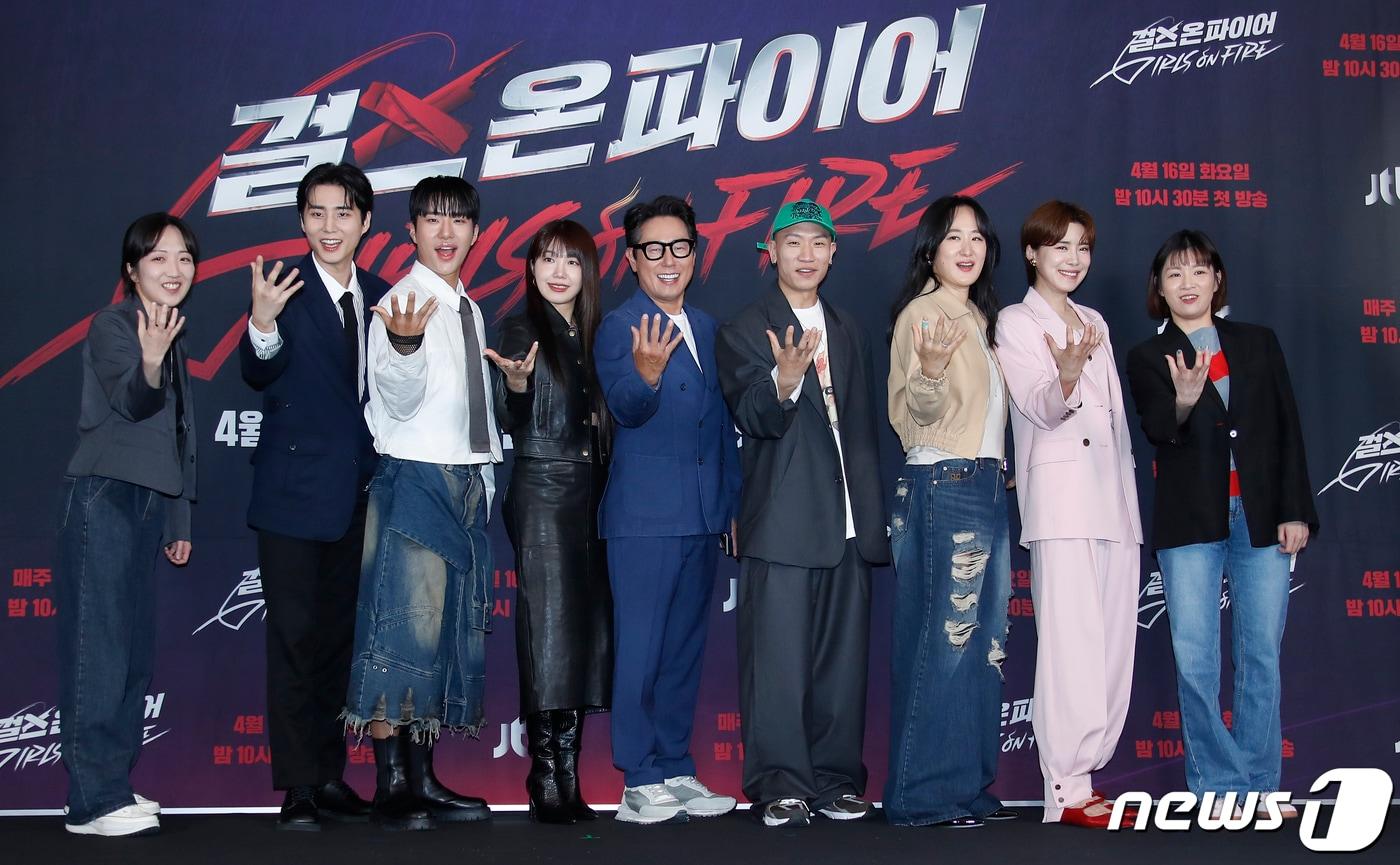김학영 PD(왼쪽부터)와 영케이, 킹키, 정은지, 윤종신, 개코, 선우정아, 장도연, 김희정 CP가 16일 서울 마포구 스탠포드호텔코리아에서 열린 JTBC 새 오디션 프로그램 '걸스 온 파이어' 제작발표회에서 포즈를 취하고 있다. '걸스 온 파이어'는 개성 넘치는 보컬 실력자들이 모여 'NEW K팝' 여성 보컬 그룹의 탄생을 그리는 JTBC의 신규 오디션 프로그램이다. 2024.4.16/뉴스1 ⓒ News1 권현진 기자