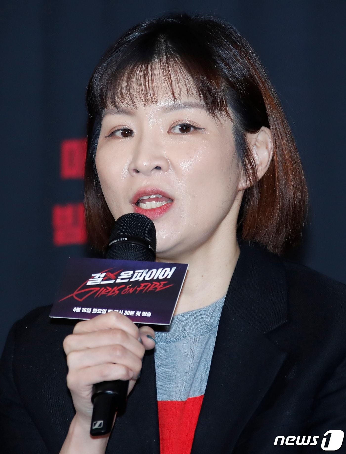 본문 이미지 - 김희정 CP가 16일 서울 마포구 스탠포드호텔코리아에서 열린 JTBC 새 오디션 프로그램 '걸스 온 파이어' 제작발표회에서 인사말을 하고 있다. '걸스 온 파이어'는 개성 넘치는 보컬 실력자들이 모여 'NEW K팝' 여성 보컬 그룹의 탄생을 그리는 JTBC의 신규 오디션 프로그램이다. 2024.4.16/뉴스1 ⓒ News1 권현진 기자