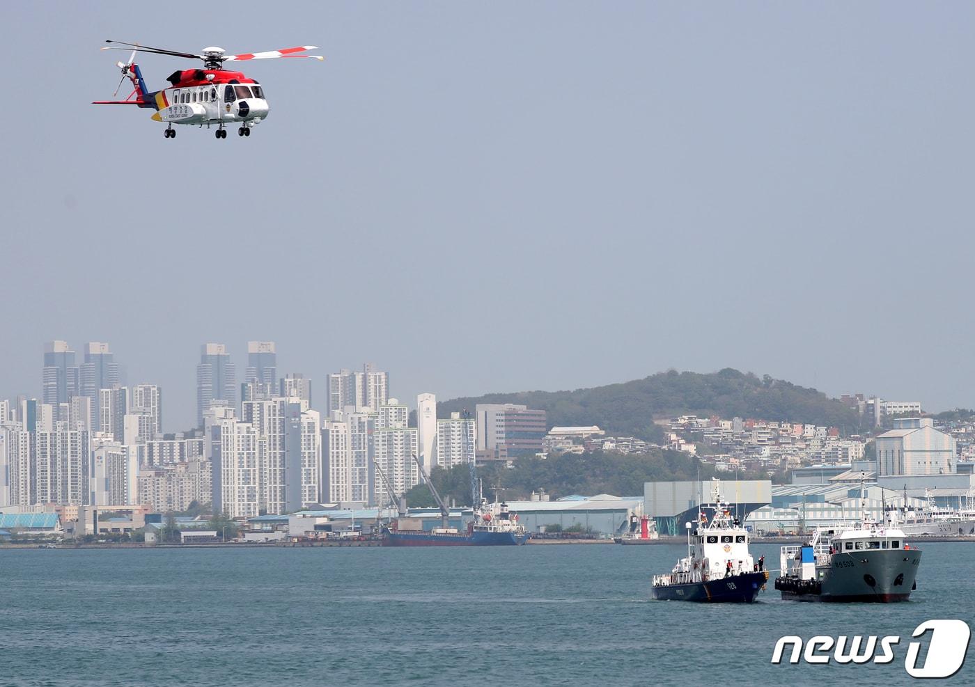 본문 이미지 - 지난 달 부산항대교 앞 해상에서 교량 충돌에 따른 선박사고와 화재 등 복합 재난 상황을 가정한 해양안전사고 대응 훈련이 실시되는 모습. ⓒ News1 윤일지 기자