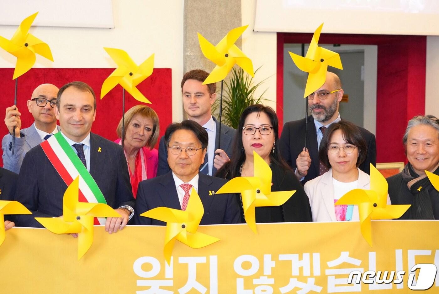 본문 이미지 - 강기정 광주시장과 스테파노 로 루쏘 토리노시장 등이 15일(현지시간) 토리노시청에서 ‘광주시-토리노시 우호협력 협정’을 체결한 뒤 세월호 참사 10주기 희생자를 추모하고 있다.(광주시 제공)2024.4.16/뉴스1
