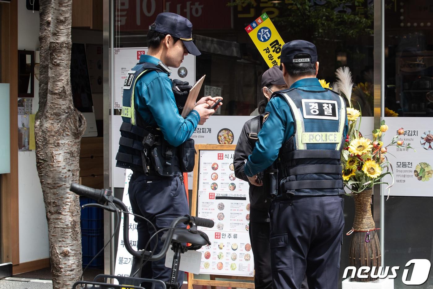 지난해 4월 서울경찰청 기동순찰대가서울 종로 일대를 순찰하고 있다.  2024.4.17/뉴스1 ⓒ News1 유승관 기자