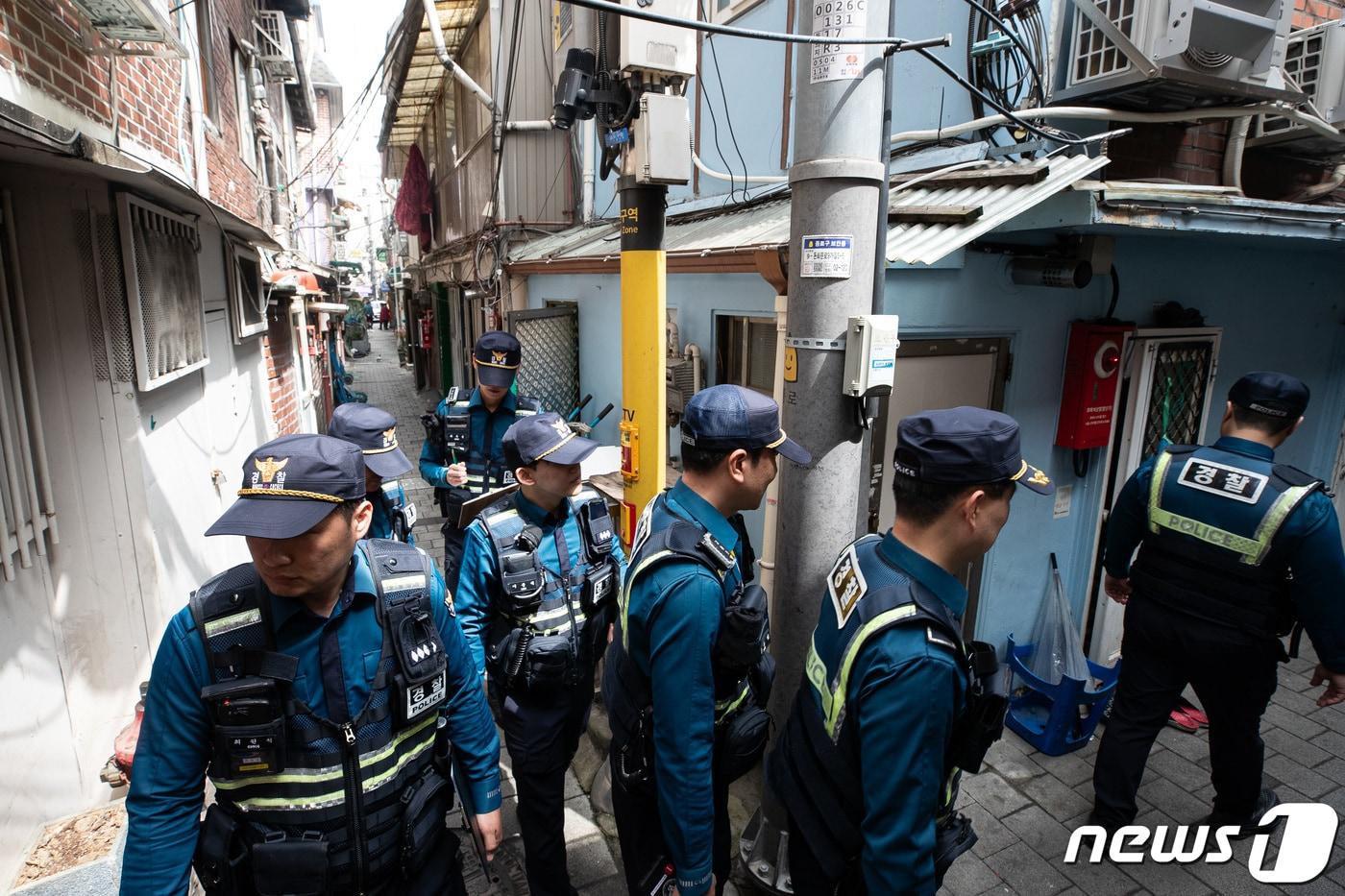 서울경찰청 기동순찰대가 지난해 4월 16일 서울 종로 쪽방촌 일대를 순찰하고 있다. 2024.4.17/뉴스1 ⓒ News1 유승관 기자
