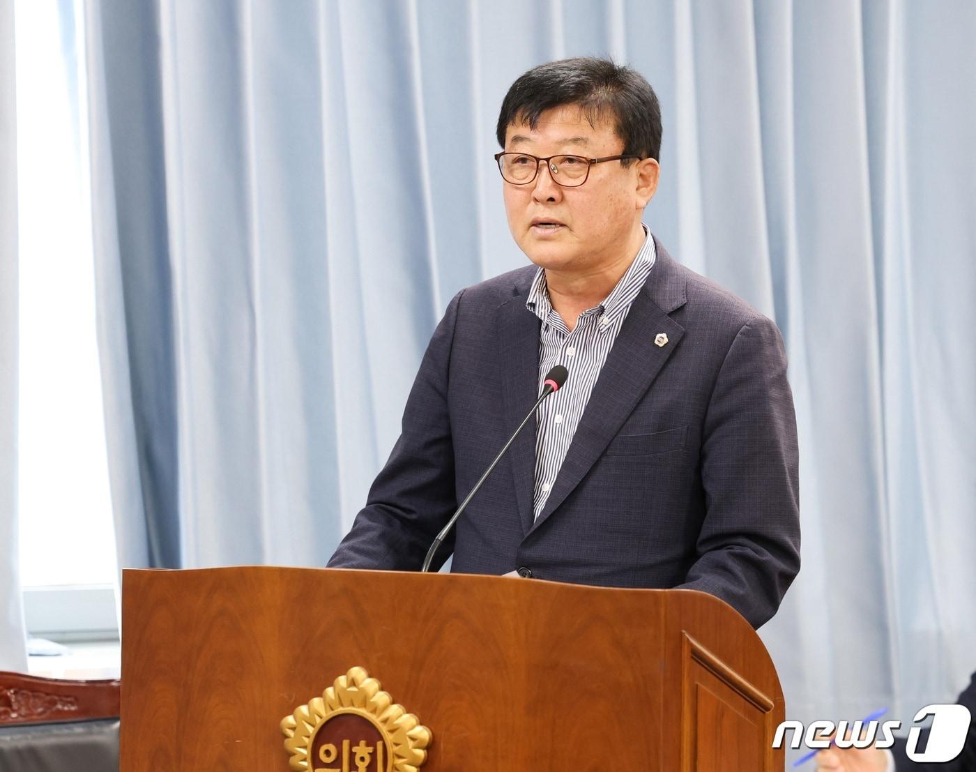 본문 이미지 - 신승철 의원이 교육위원회 회의에서 대표 발의한 조례안에 대한 제안설명을 하고 있다.(전남도의회 제공)/뉴스1 