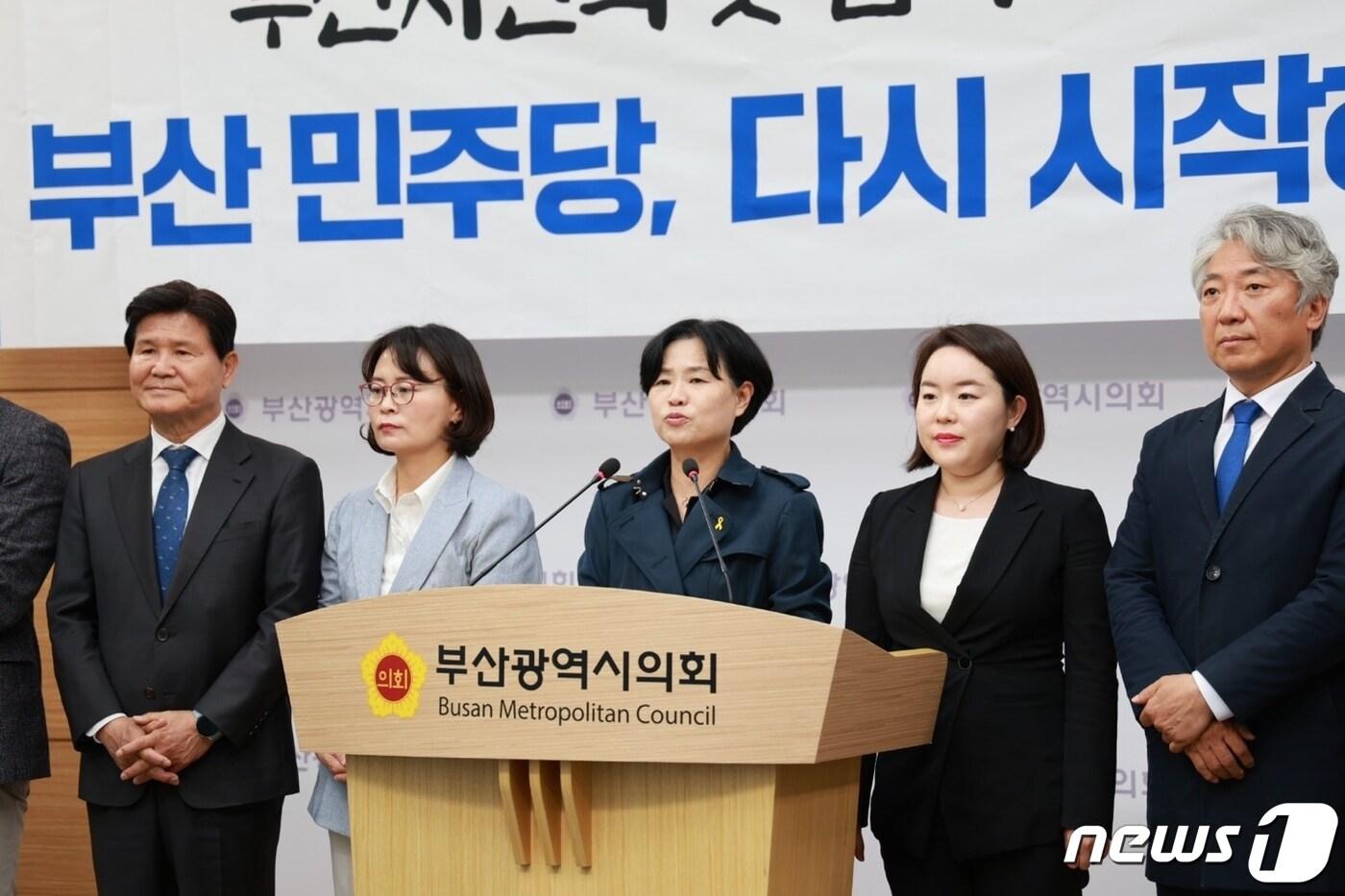 본문 이미지 - 16일 오후 부산지역 더불어민주당 낙선 후보들이 부산시의회 브리핑룸에서 합동 기자회견을 갖고 있다.(민주당 부산시당 제공) 