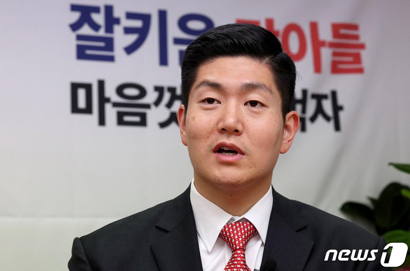 본문 이미지 - 4·10 총선 서울 도봉갑 국민의힘 김재섭 당선인이 지난 16일 서울 도봉구 김재섭 당선인 사무실에서 뉴스1과 인터뷰 하고 있다. 2024.4.17/뉴스1 ⓒ News1 장수영 기자