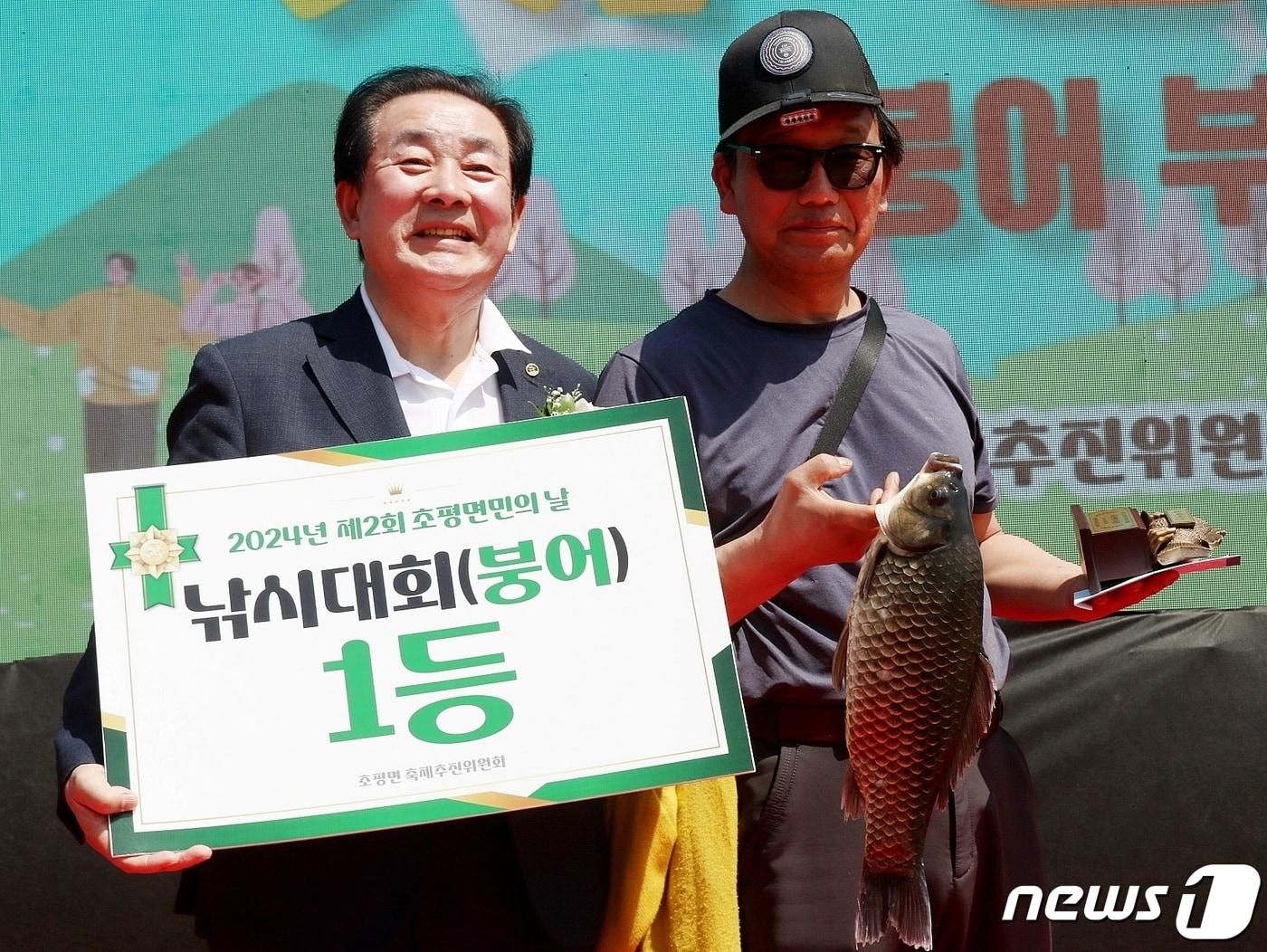 본문 이미지 - 1회 초평호 좌대 낚시대회 시상식.(진천군 제공)/뉴스1