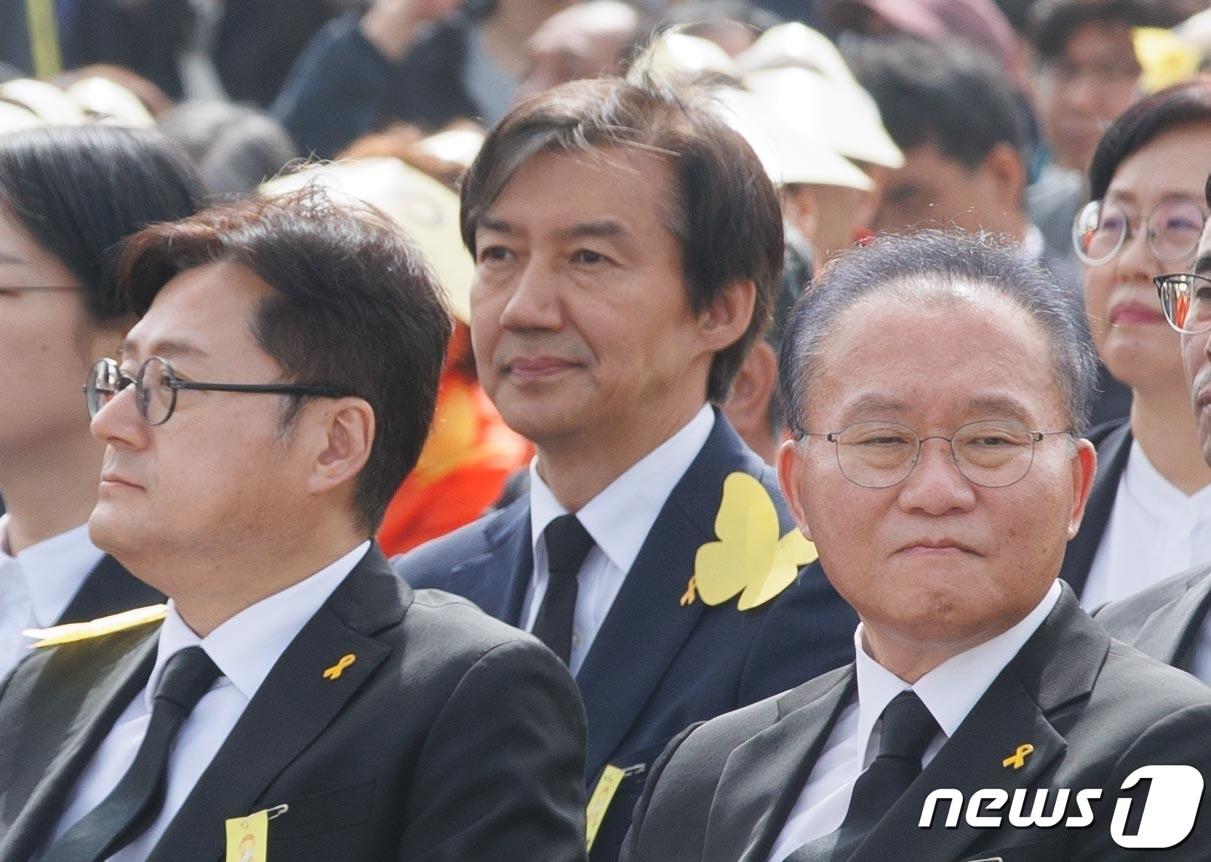 본문 이미지 - 홍익표 더불어민주당 원내대표(왼쪽부터), 조국 조국혁신당 대표, 윤재옥 국민의힘 원내대표 겸 당대표 권한대행이 16일 오후 경기 안산시 화랑유원지 제3주차장에서 열린 4.16세월호참사 10주기 기억식에 참석해 있다. (공동취재) 2024.4.16/뉴스1 ⓒ News1 김영운 기자