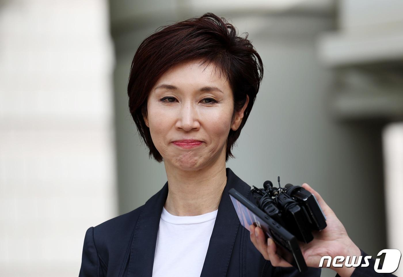 본문 이미지 - 노소영 아트센터 나비 관장이 16일 오후 서울 서초구 고등법원에서 열린 최태원 SK그룹 회장과의 이혼 관련 항소심 변론을 마친 뒤 법원을 나서고 있다. 2024.4.16/뉴스1 ⓒ News1 박지혜 기자