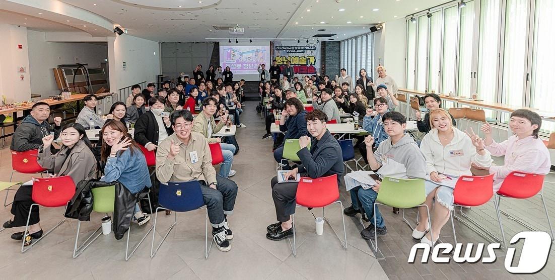 본문 이미지 - 대구시는 오는 19일부터 11월 9일까지 매주 목·금·토요일 동성로 일원에서 '2024 동성로 청년버스킹'을 연다고 16일 밝혔다. 사진은 청년버스킹팀의 사전 워크숍. (대구시 제공)/뉴스1