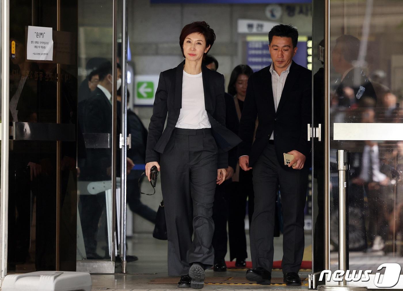 본문 이미지 - 노소영 아트센터 나비 관장이 16일  법원을 나서고 있다. 2024.4.16/뉴스1 ⓒ News1 박지혜 기자