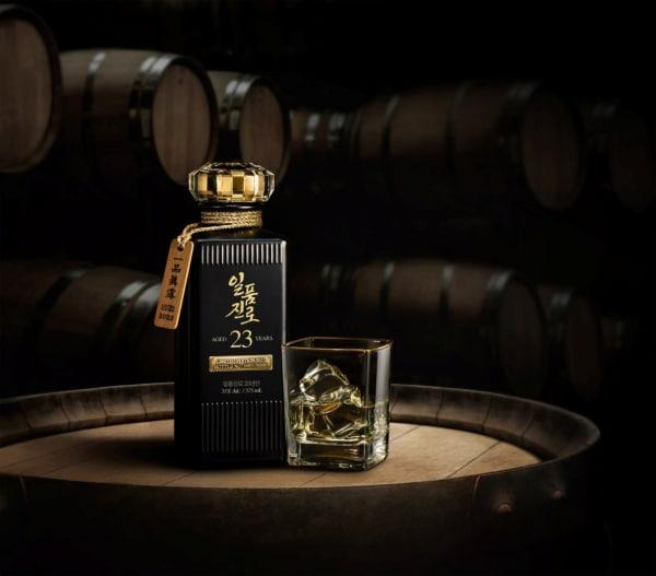 본문 이미지 - 지난해 출시된 일품진로 23년산(하이트진로 제공)