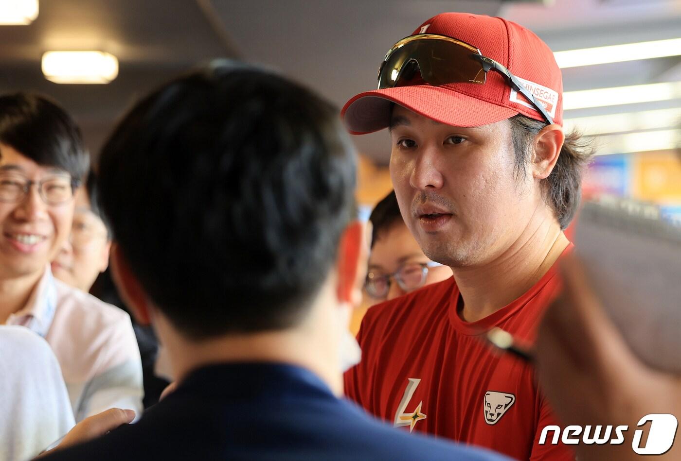 16일 오후 인천시 미추홀구 문학동 SSG랜더스필드에서 열리는 프로야구 '2024 신한 SOL 뱅크 KBO리그' KIA 타이거즈와 SSG 랜더스의 경기를 앞두고 SSG 최정이 취재진과 인터뷰를 하고 있다. 2024.4.16/뉴스1 ⓒ News1 김진환 기자