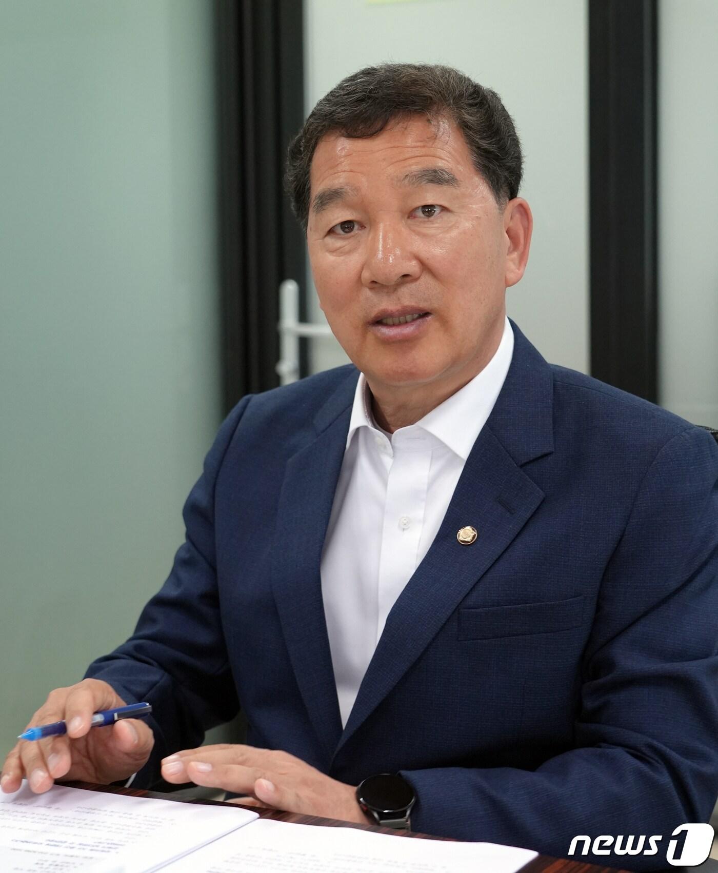 본문 이미지 - 신정훈 더불어민주당 나주·화순 당선인이 16일 나주 사무소에서 뉴스1과 인터뷰를 갖고 있다.(신정훈 의원실 제공) ⓒ News1