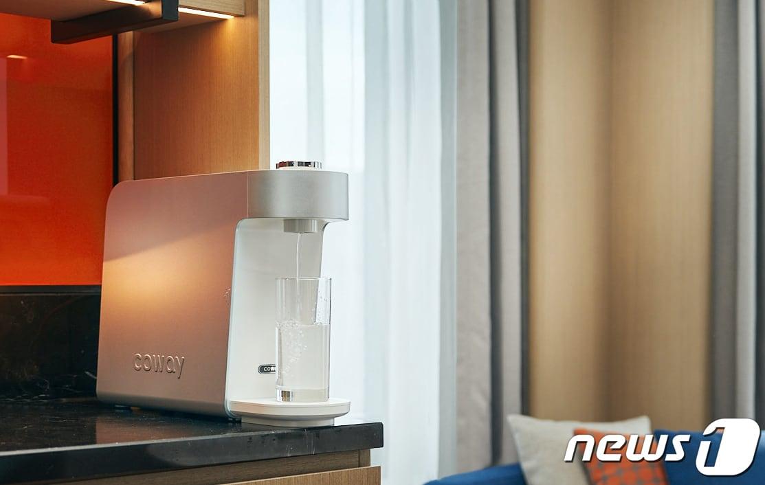 본문 이미지 - 코웨이 르메르디앙&목시 서울 명동 호텔에 나노직수 미니 정수기 공급(코웨이 제공) 
