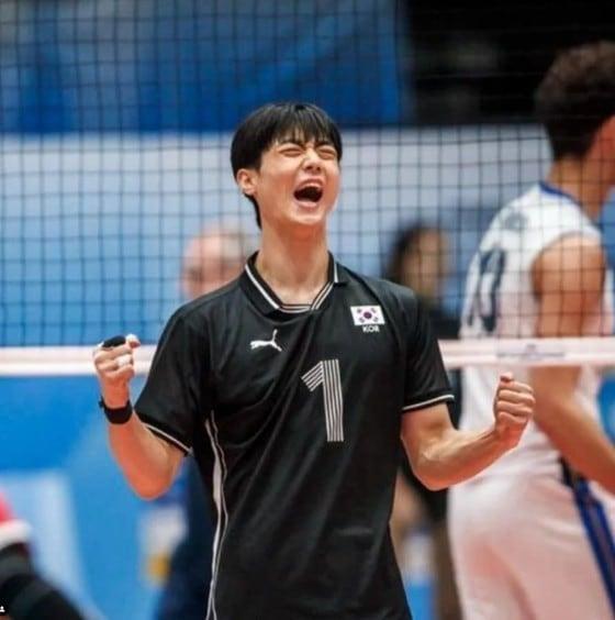 본문 이미지 - 남자 배구 유망주 이우진이 성인 국가대표팀에 발탁됐다. (몬차SNS 캡처)