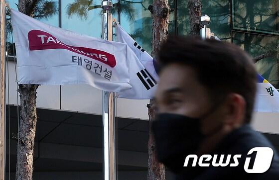 본문 이미지 - 태영건설의 기업 재무구조 개선작업(워크아웃)이 개시된 가운데 12일 서울 여의도 태영건설 본사 앞으로 시민이 지나고 있다.ⓒ News1 박정호 기자